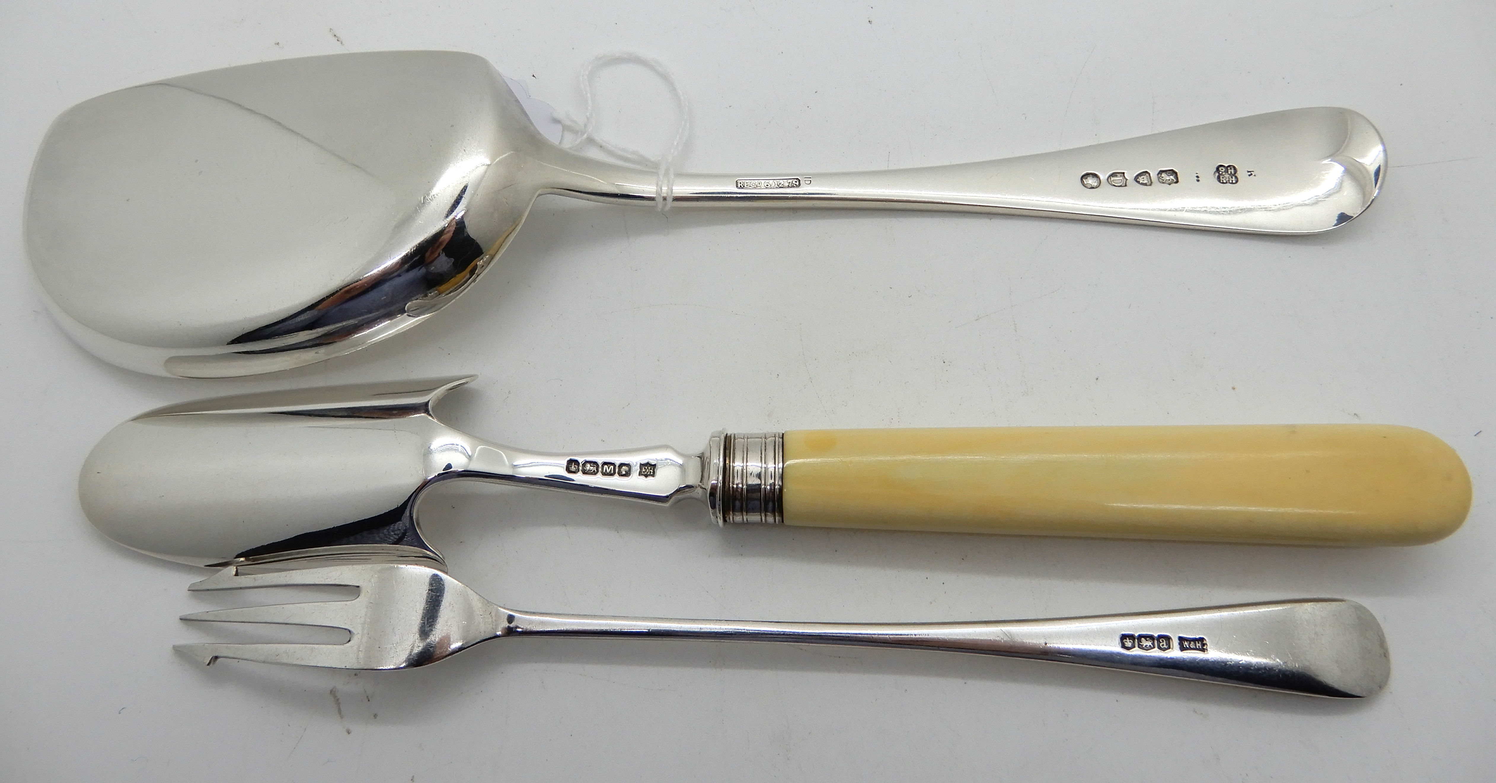 A lot comprising a silver and bone handled cheese scoop, Sheffield 1879, a cake slice, London 1879 - Image 2 of 3