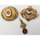 A 9ct gold Victorian balloon locket back brooch, a yellow metal agate inlaid pendant and another