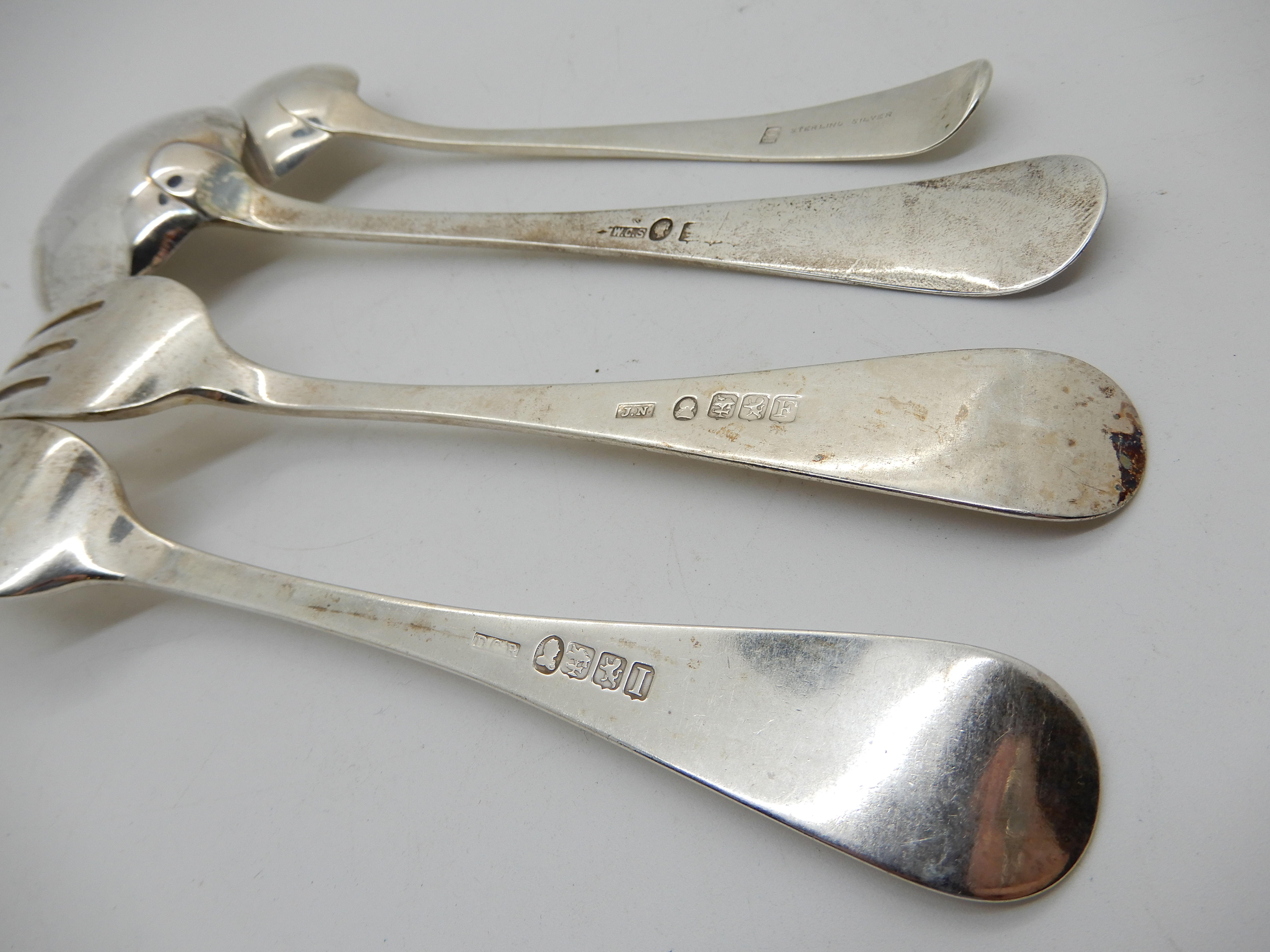 A lot comprising twenty assorted silver spoons and forks, 919gms Condition Report: Available upon - Image 3 of 5