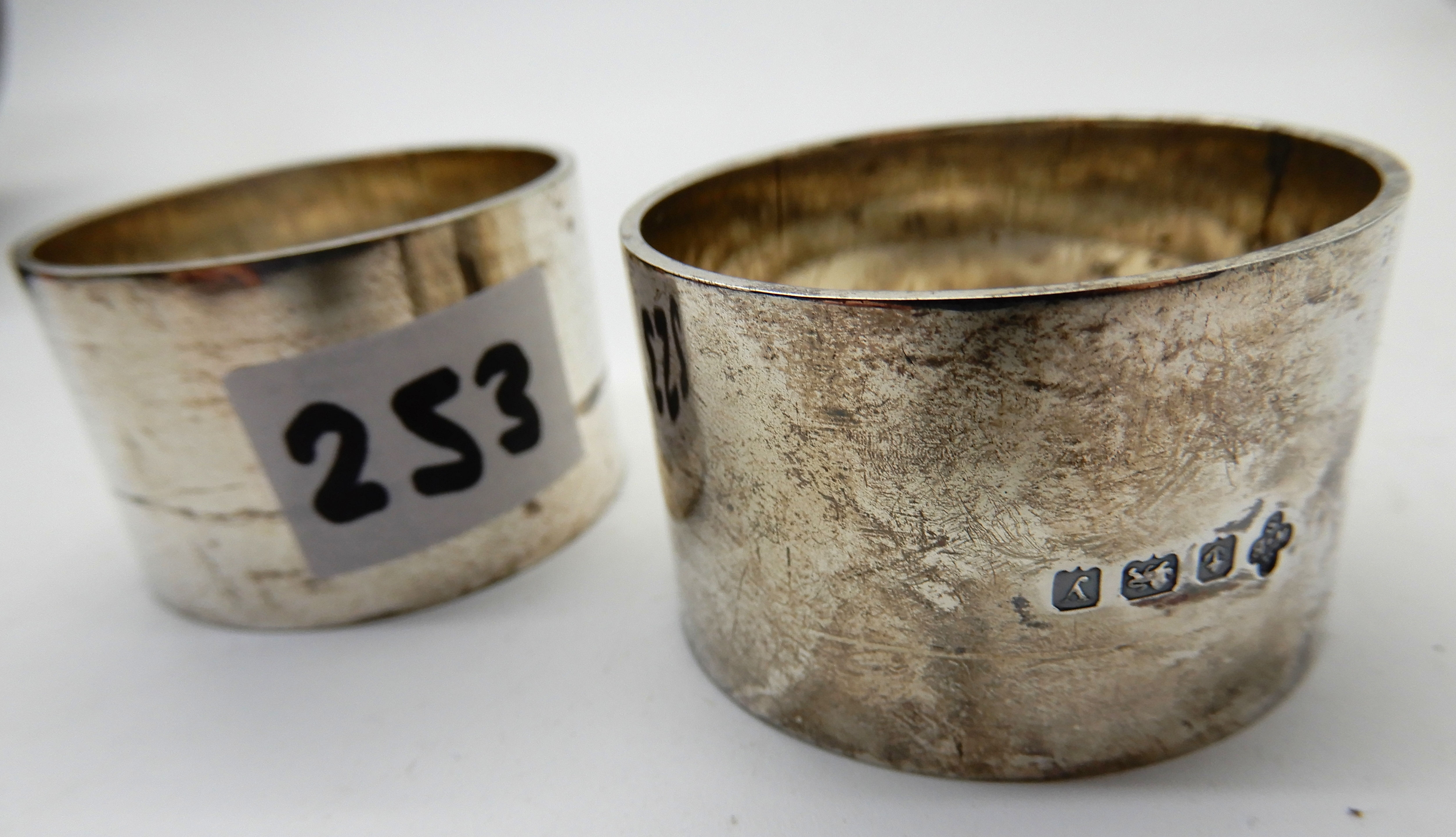 A lot comprising two pairs of cased silver napkin rings, London and Birmingham marks and a silver - Image 2 of 5