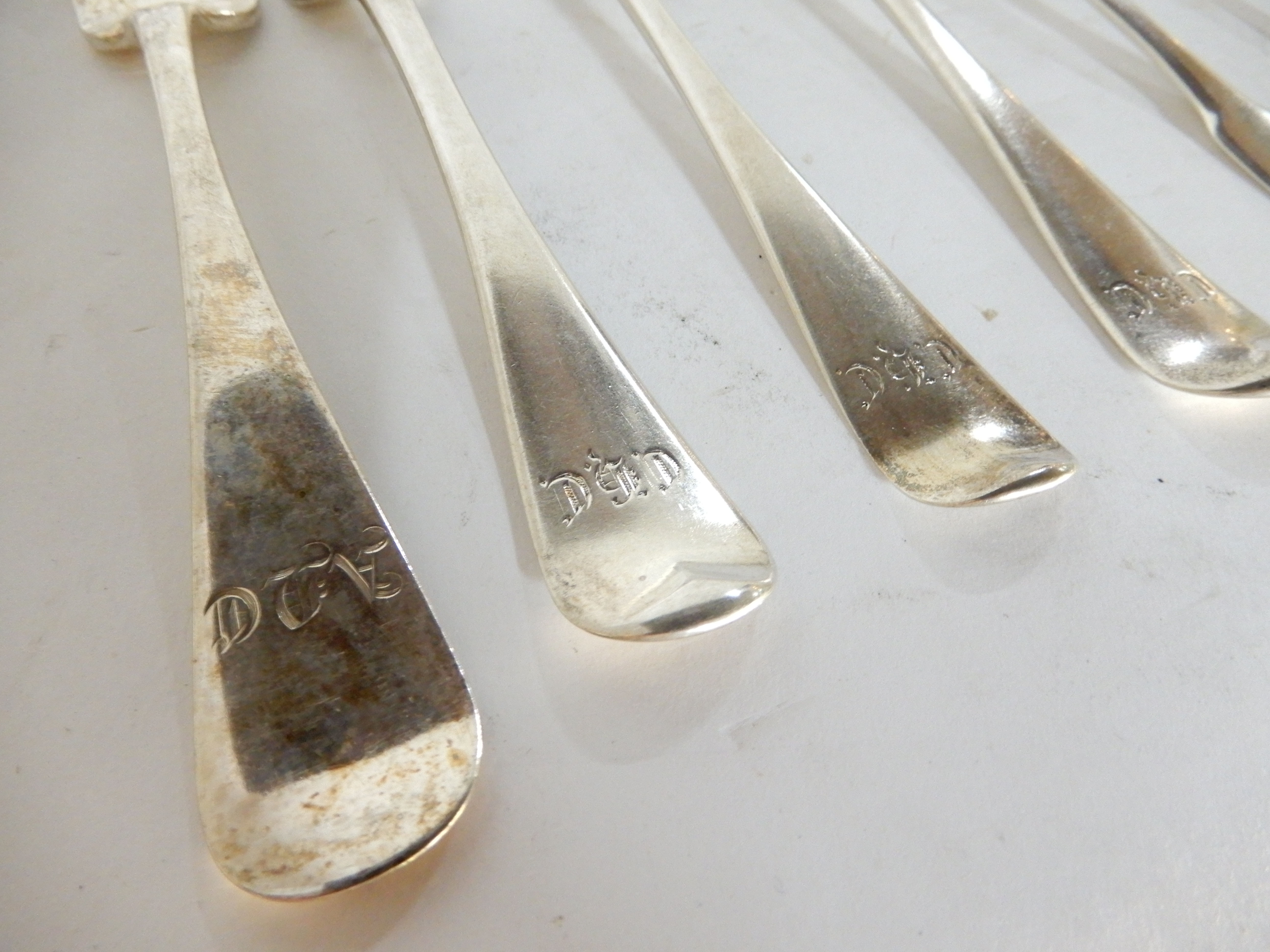 A lot comprising twenty assorted silver spoons and forks, 919gms Condition Report: Available upon - Image 2 of 5