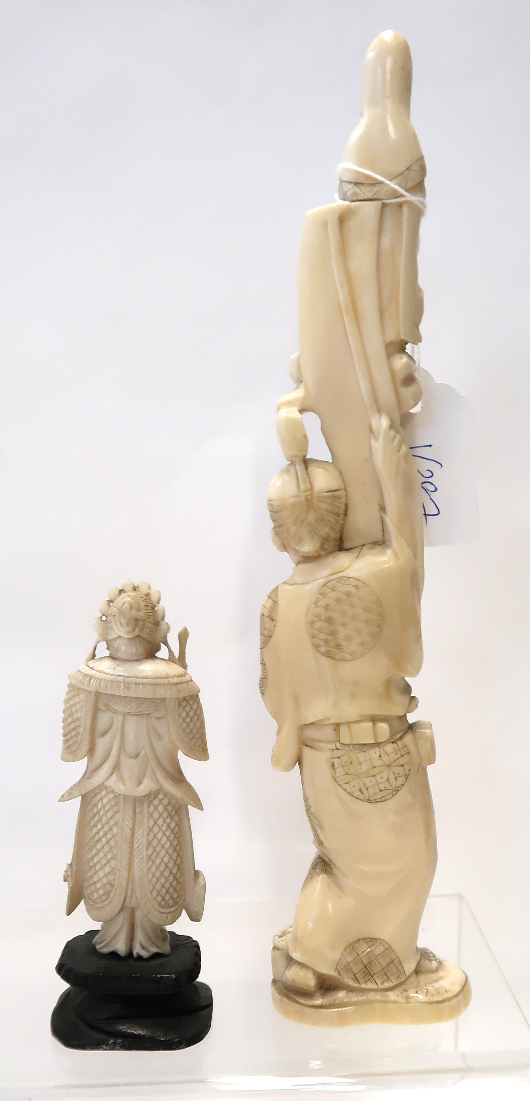 A collection of carved ivory and bone items including an okimono, a card case, needle case etc - Bild 9 aus 10