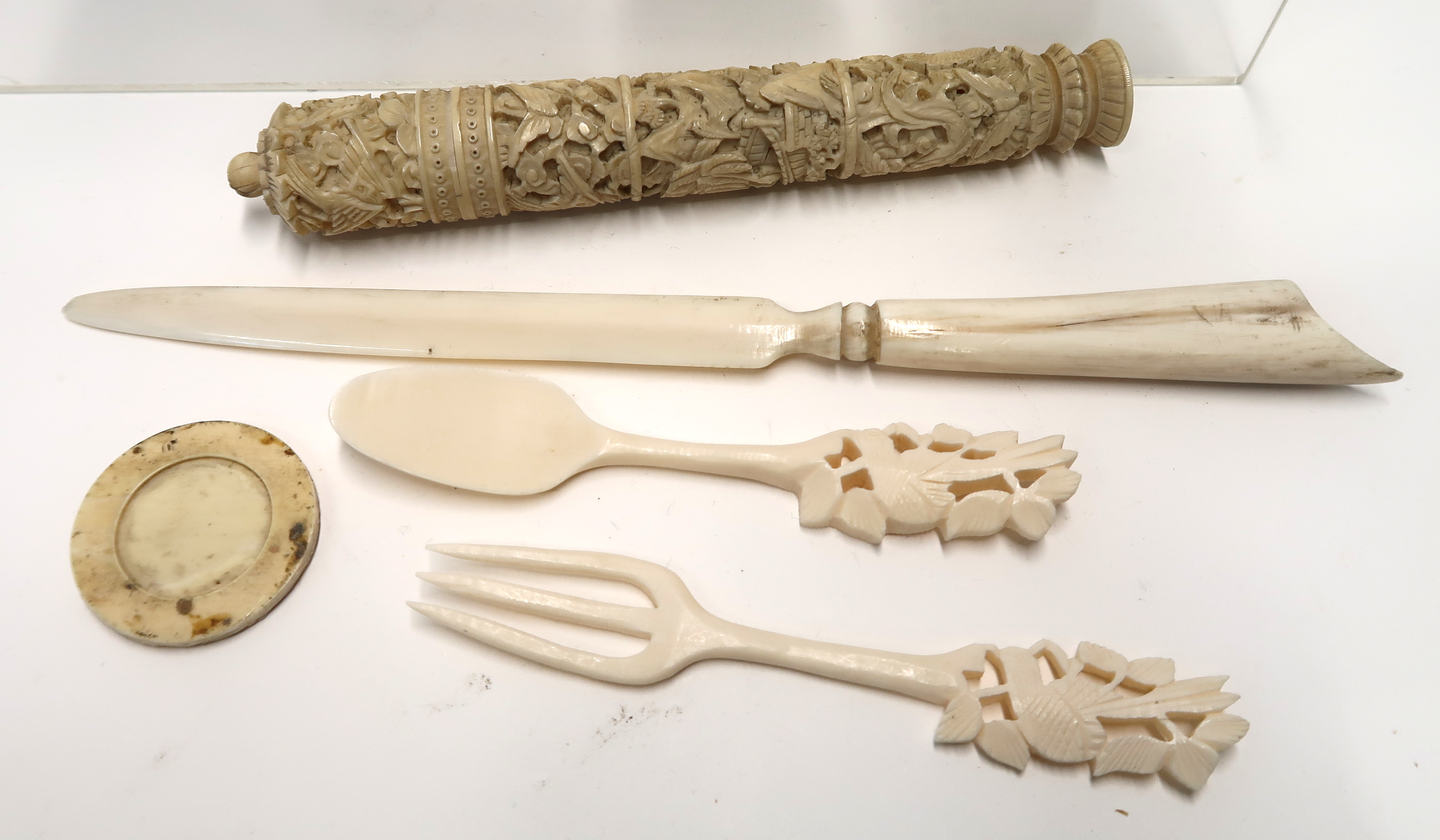A collection of carved ivory and bone items including an okimono, a card case, needle case etc - Bild 5 aus 10