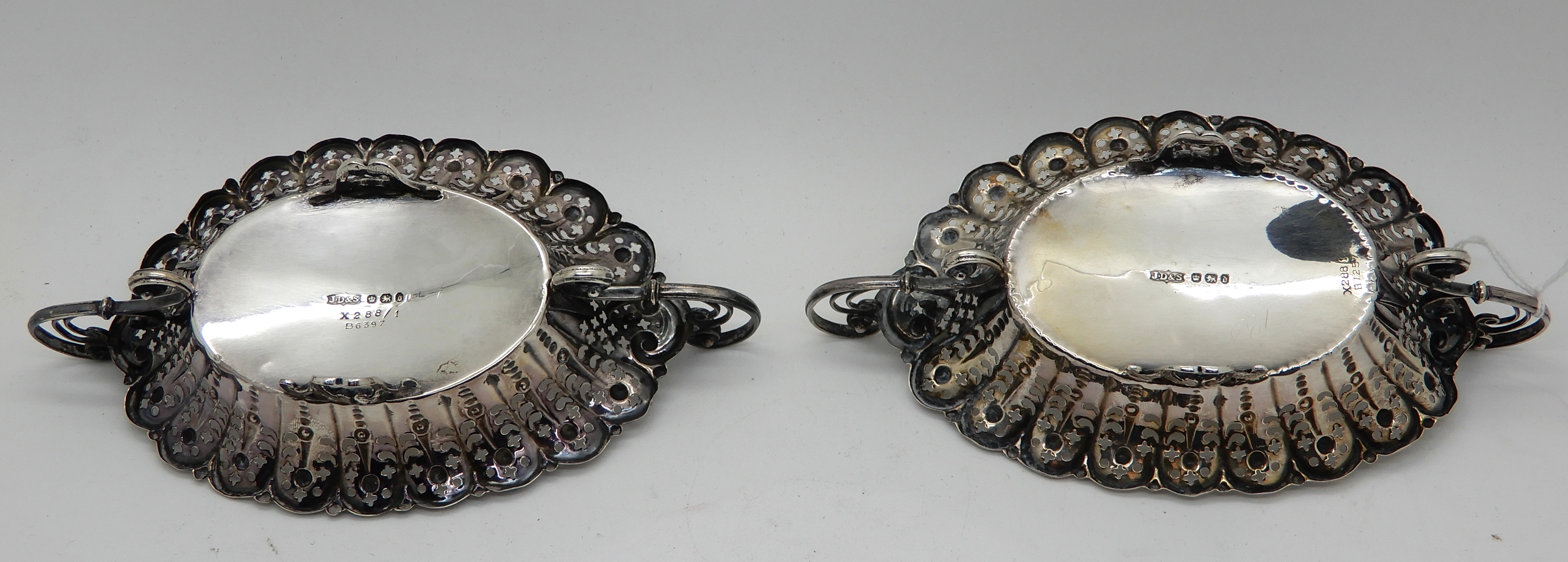 A cased pair of bon bon dishes, Sheffield 1906, oval with pierced decoration and twin scrolling - Image 4 of 4