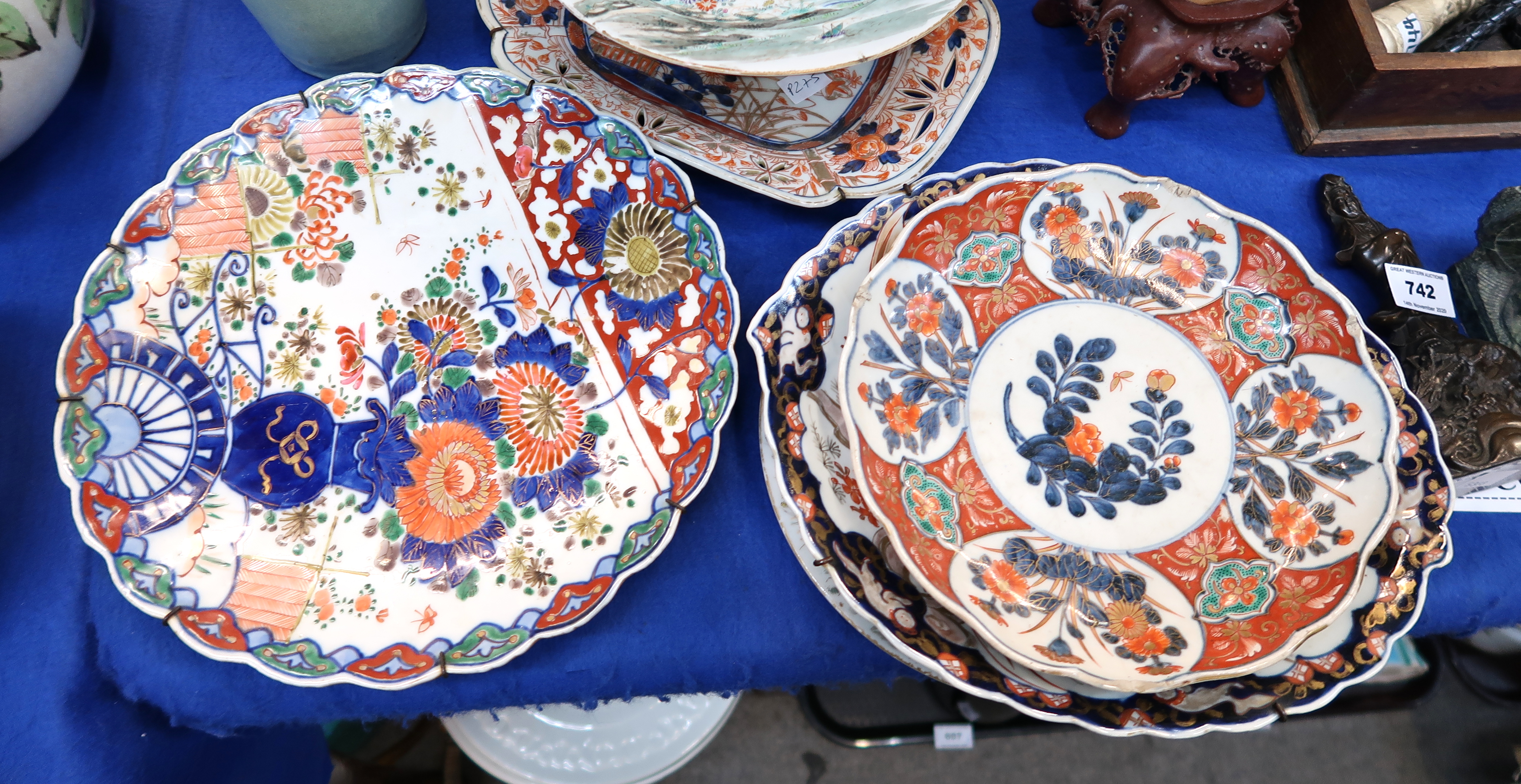 A Japanese stork decorated tray, a green glazed tray, Imari dish, a pair of plates etc (9) Condition - Bild 4 aus 4