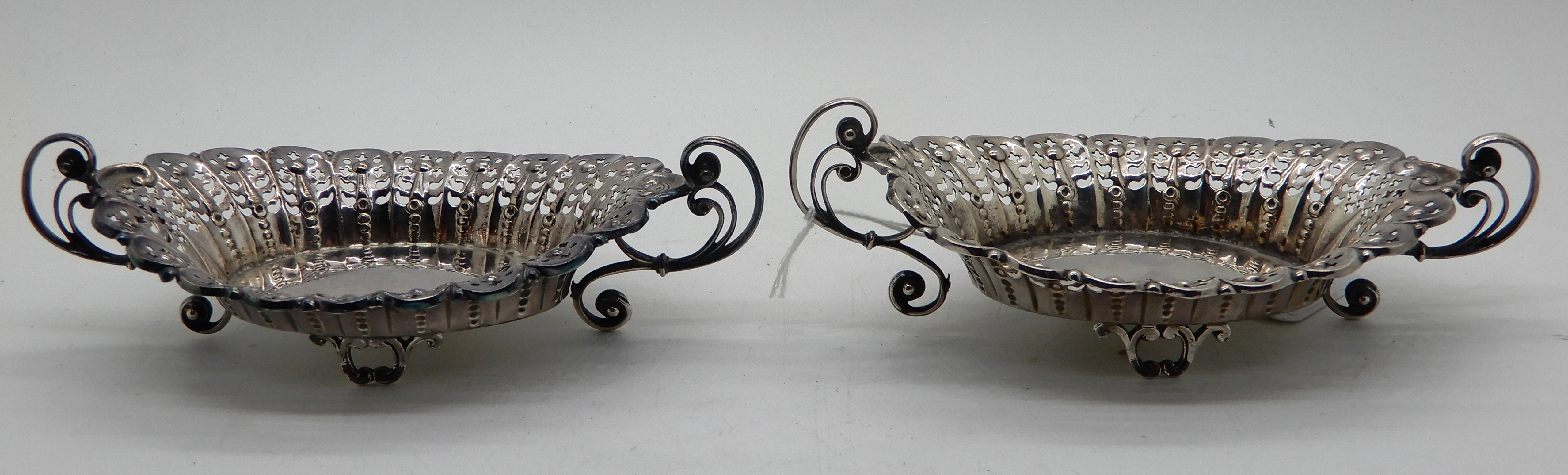 A cased pair of bon bon dishes, Sheffield 1906, oval with pierced decoration and twin scrolling - Image 3 of 4