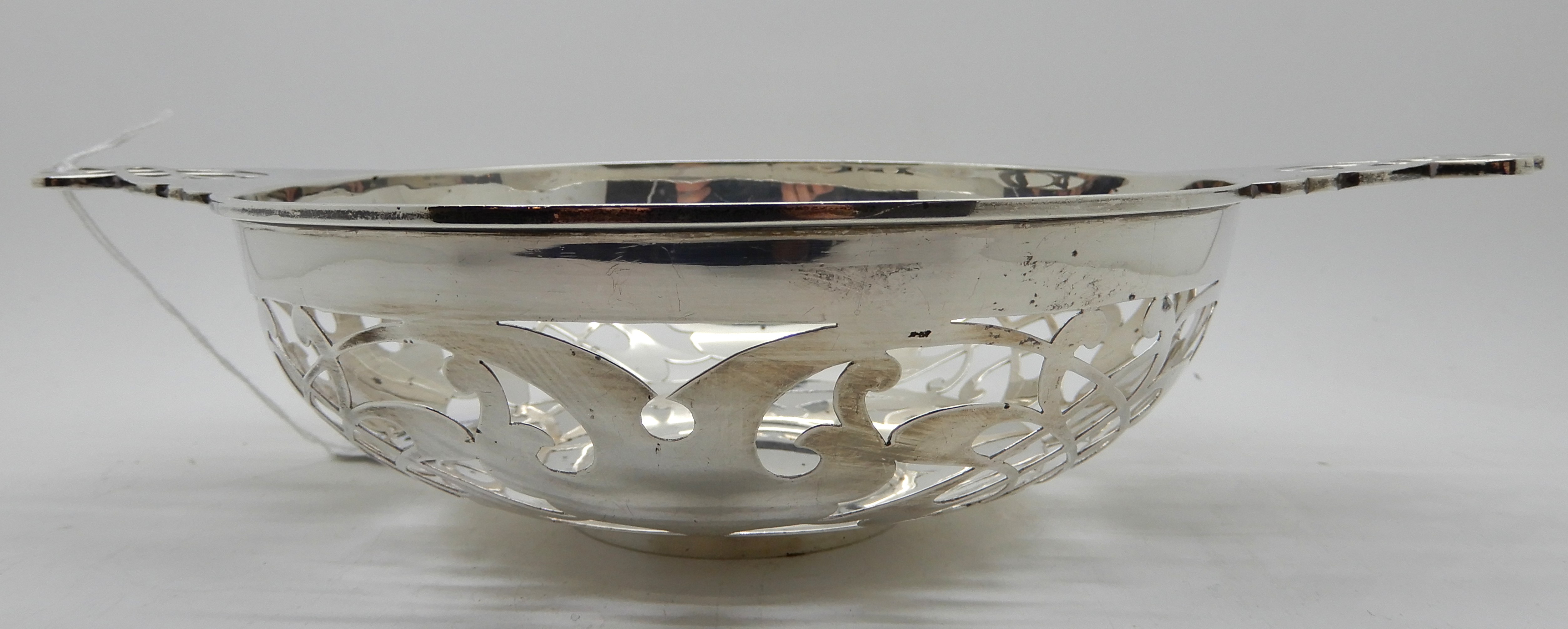 A silver quaich style bowl with pierced decoration, 26.5cm across the lugs, Sheffield 1912, 323gms - Image 2 of 5