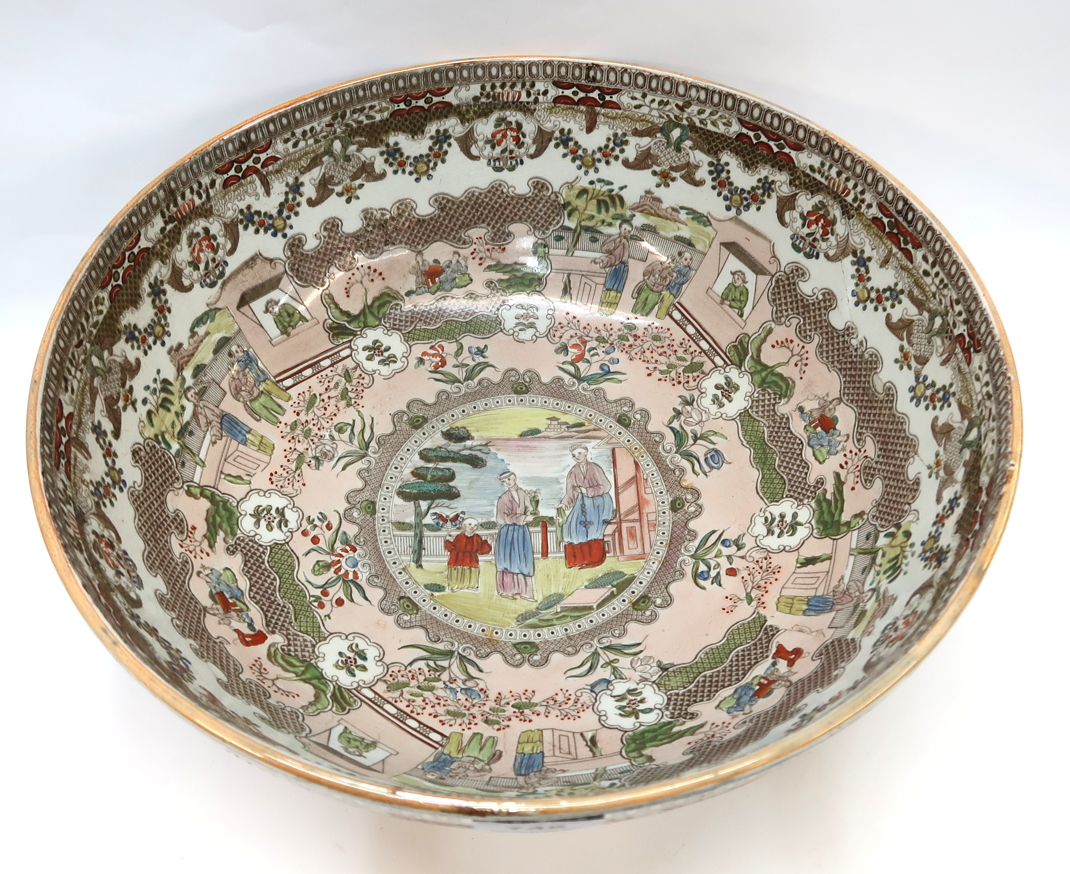 A large Chinoiserie decorated bowl, 38 cm diameter Condition Report: Available upon request - Bild 2 aus 3