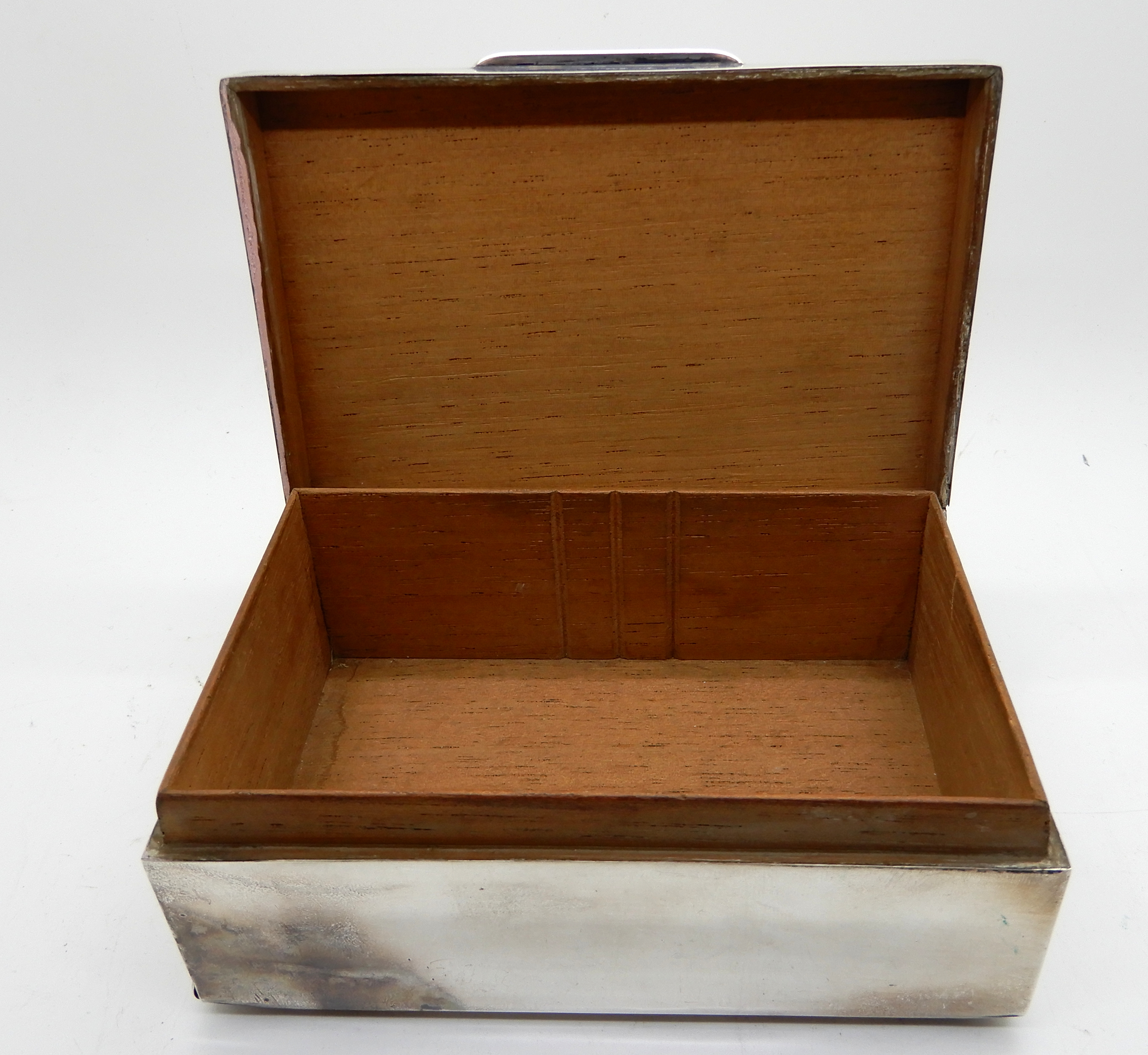 A silver cigarette box, London 1928, 14cm x 9cm Condition Report: Available upon request - Image 4 of 5