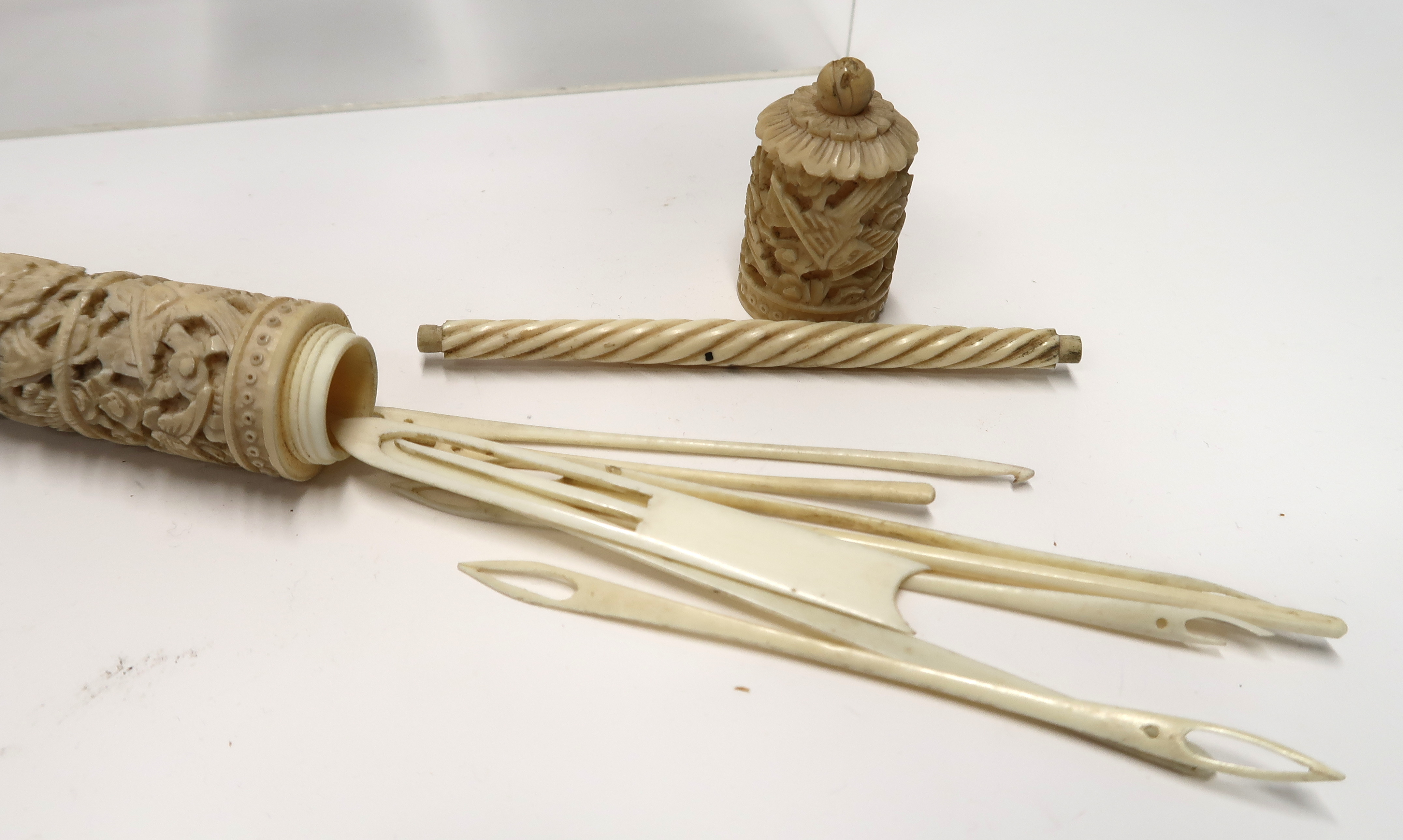 A collection of carved ivory and bone items including an okimono, a card case, needle case etc - Bild 6 aus 10