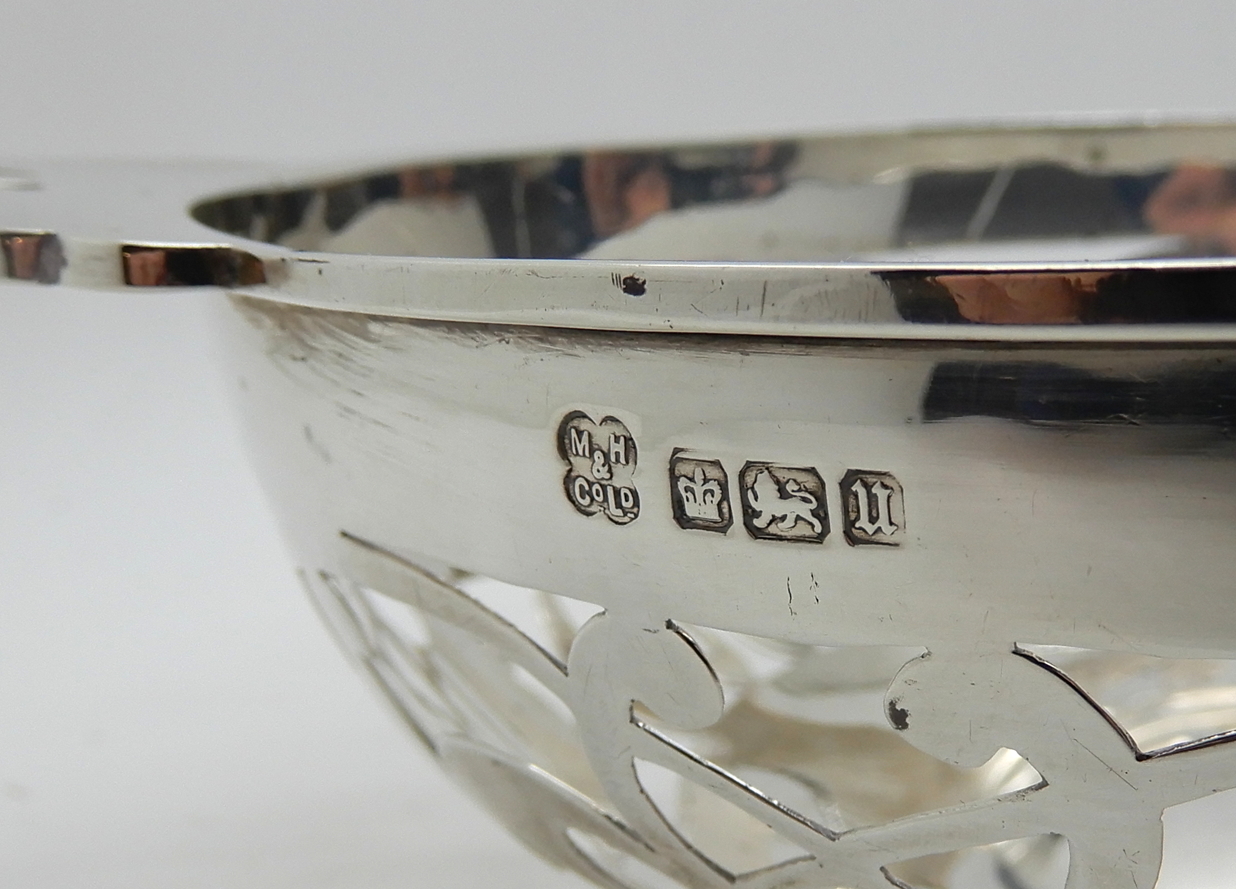 A silver quaich style bowl with pierced decoration, 26.5cm across the lugs, Sheffield 1912, 323gms - Image 4 of 5