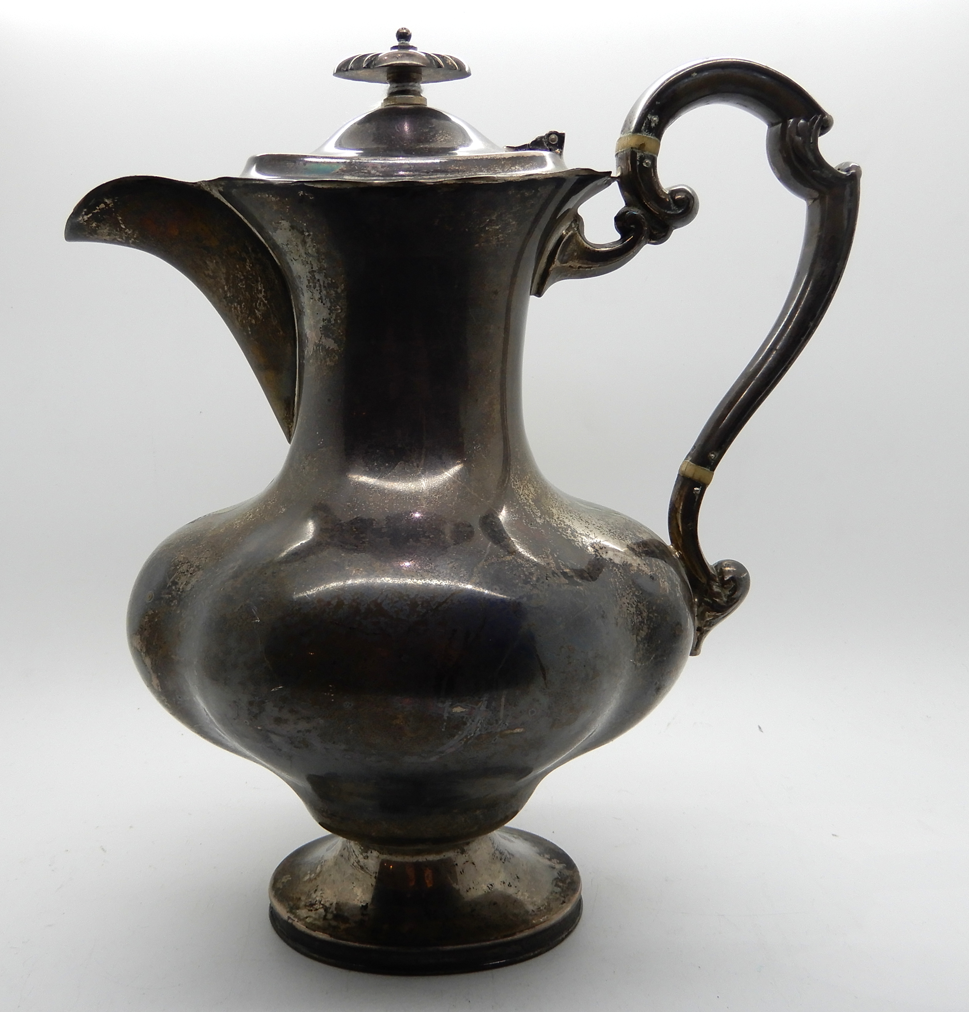 A silver hot water pot, Sheffield 1909, 24cm high, 636gms Condition Report: Available upon request - Image 3 of 3