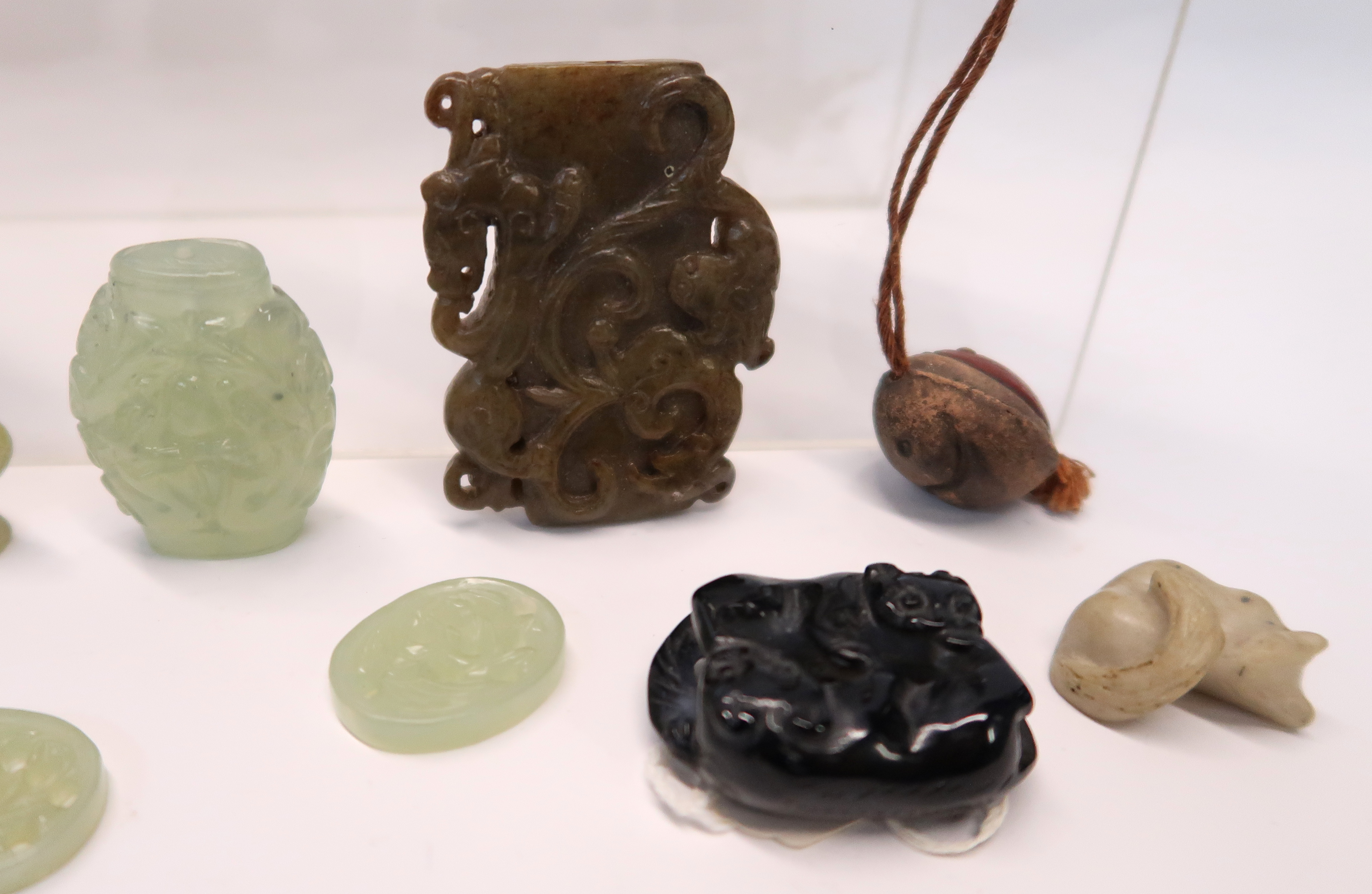 A collection of green hardstone and soapstone pieces, wooden netsukes, ivory figure etc Condition - Bild 6 aus 6