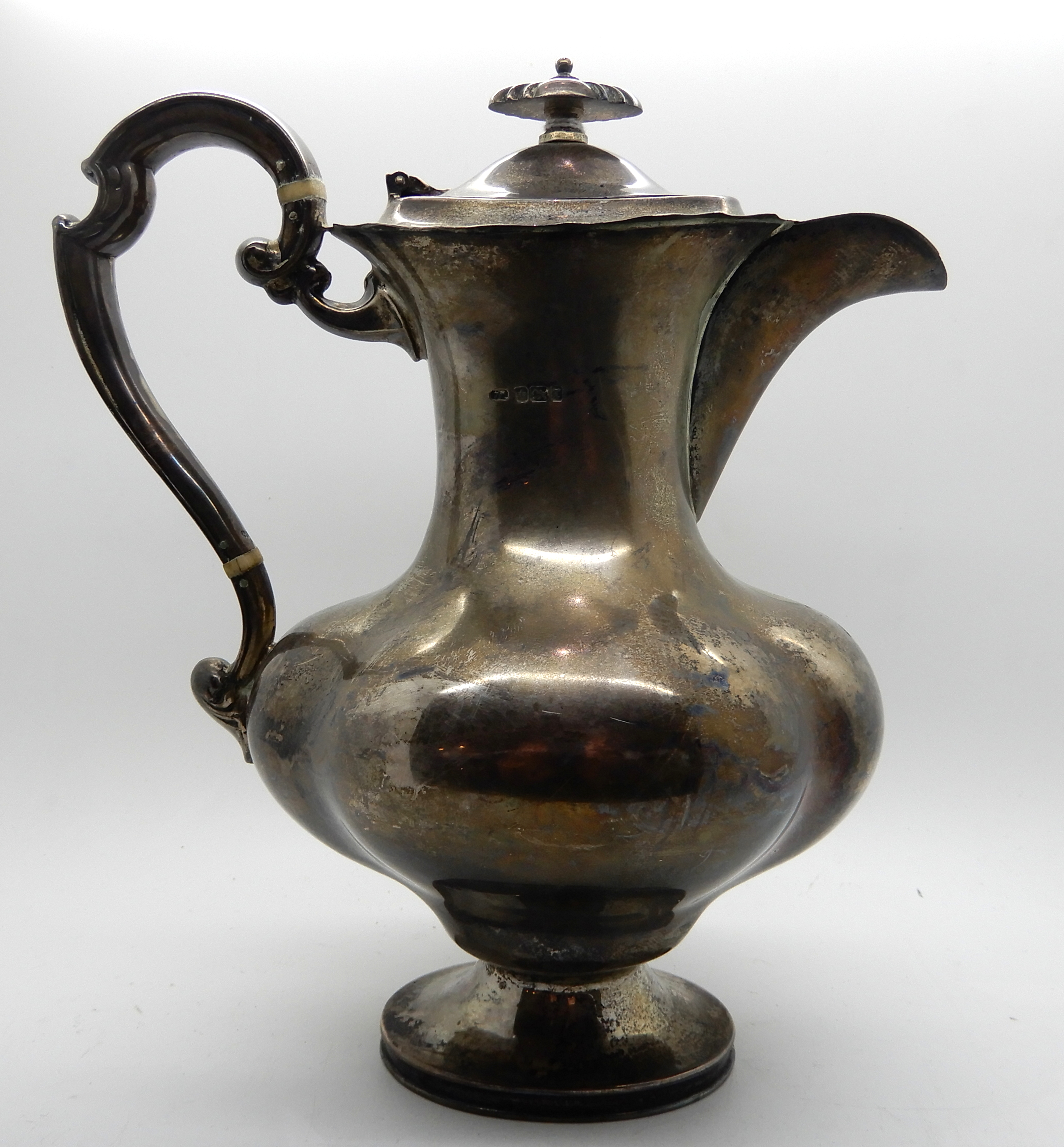 A silver hot water pot, Sheffield 1909, 24cm high, 636gms Condition Report: Available upon request - Image 2 of 3