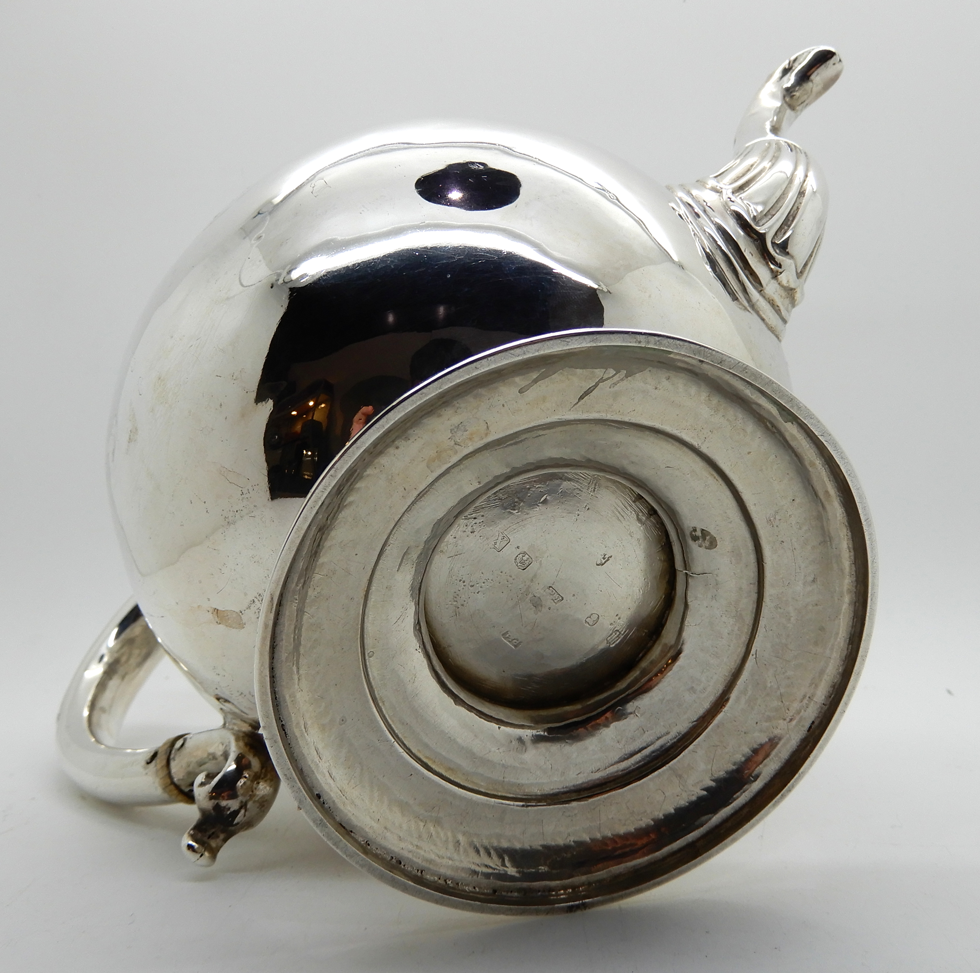 A silver teapot, Edinburgh 1804, of globular form with engraved decoration, 17cm high, 600gms - Image 3 of 4