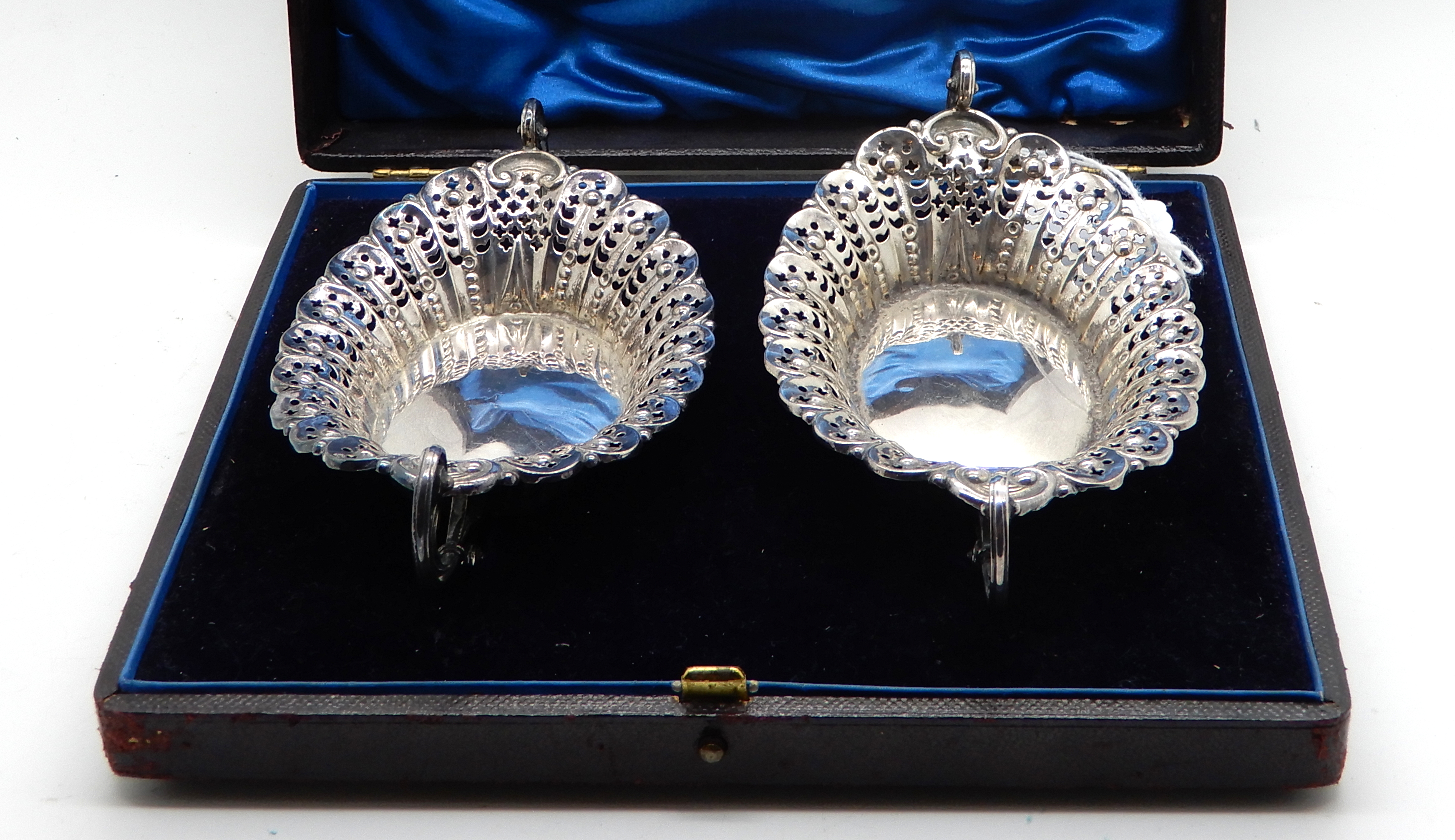 A cased pair of bon bon dishes, Sheffield 1906, oval with pierced decoration and twin scrolling - Image 2 of 4