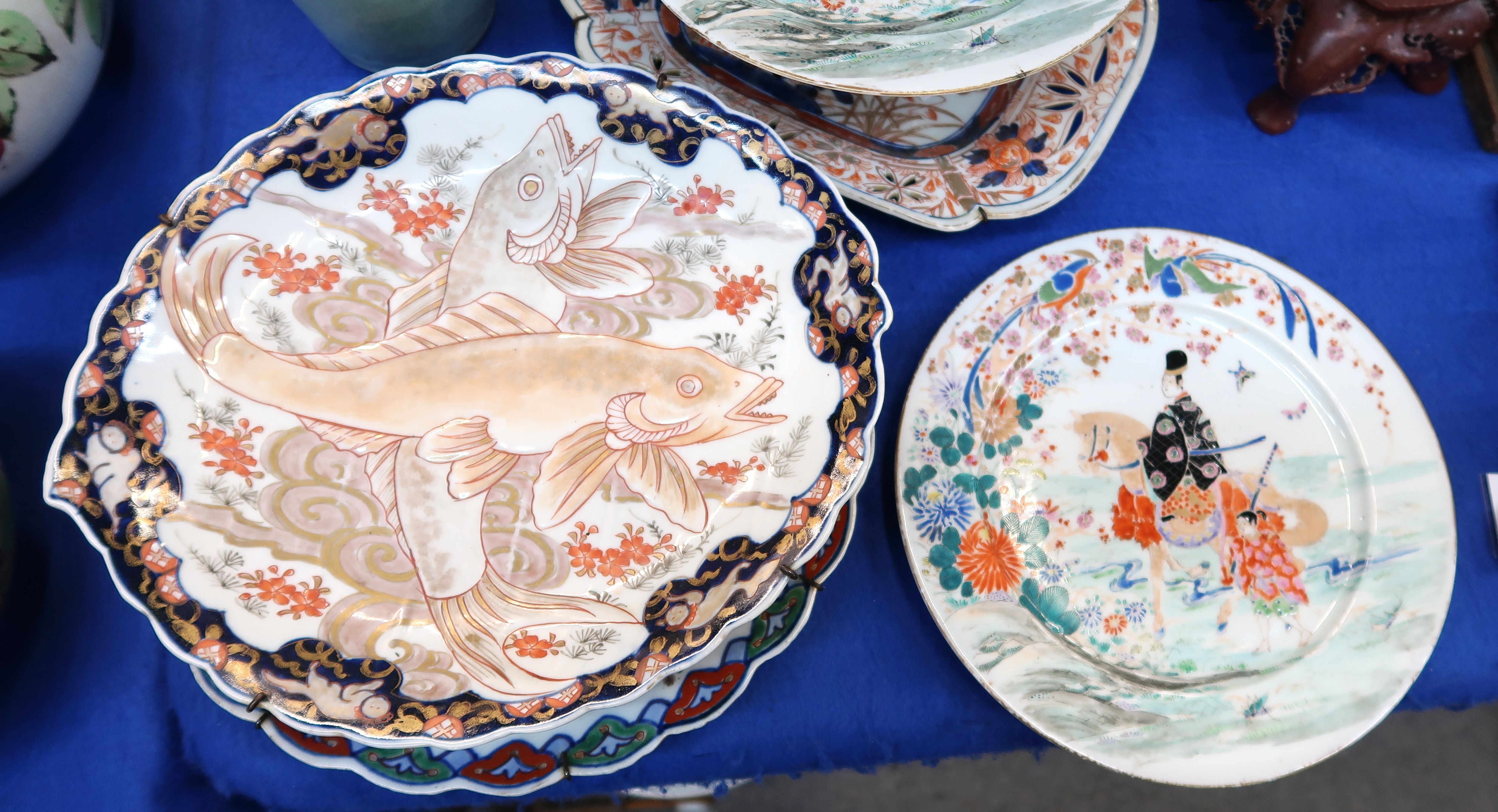 A Japanese stork decorated tray, a green glazed tray, Imari dish, a pair of plates etc (9) Condition - Bild 3 aus 4