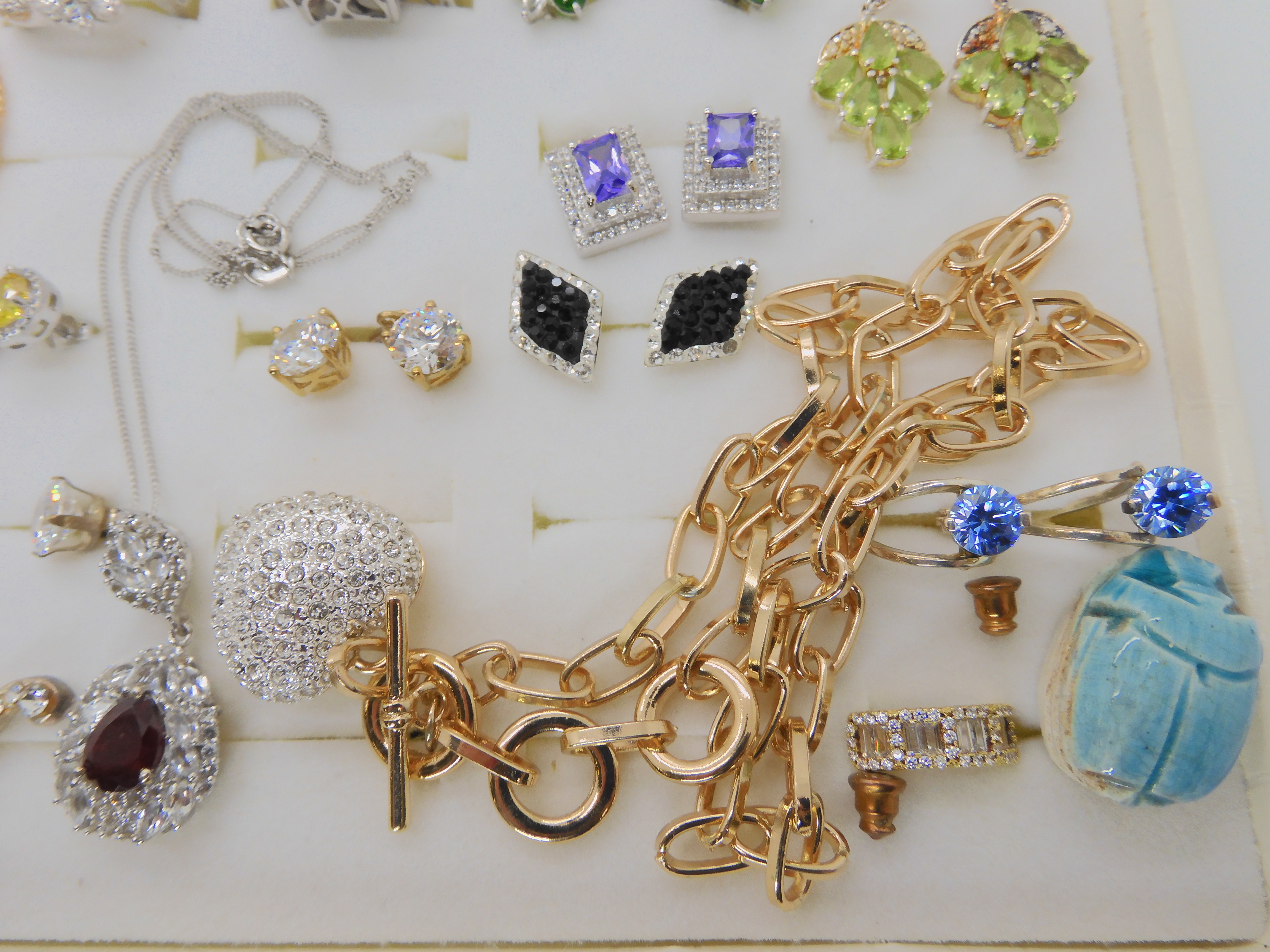 A collection of silver and costume jewellery to include a Swarovski signed zirconia ring and gem set - Image 4 of 8