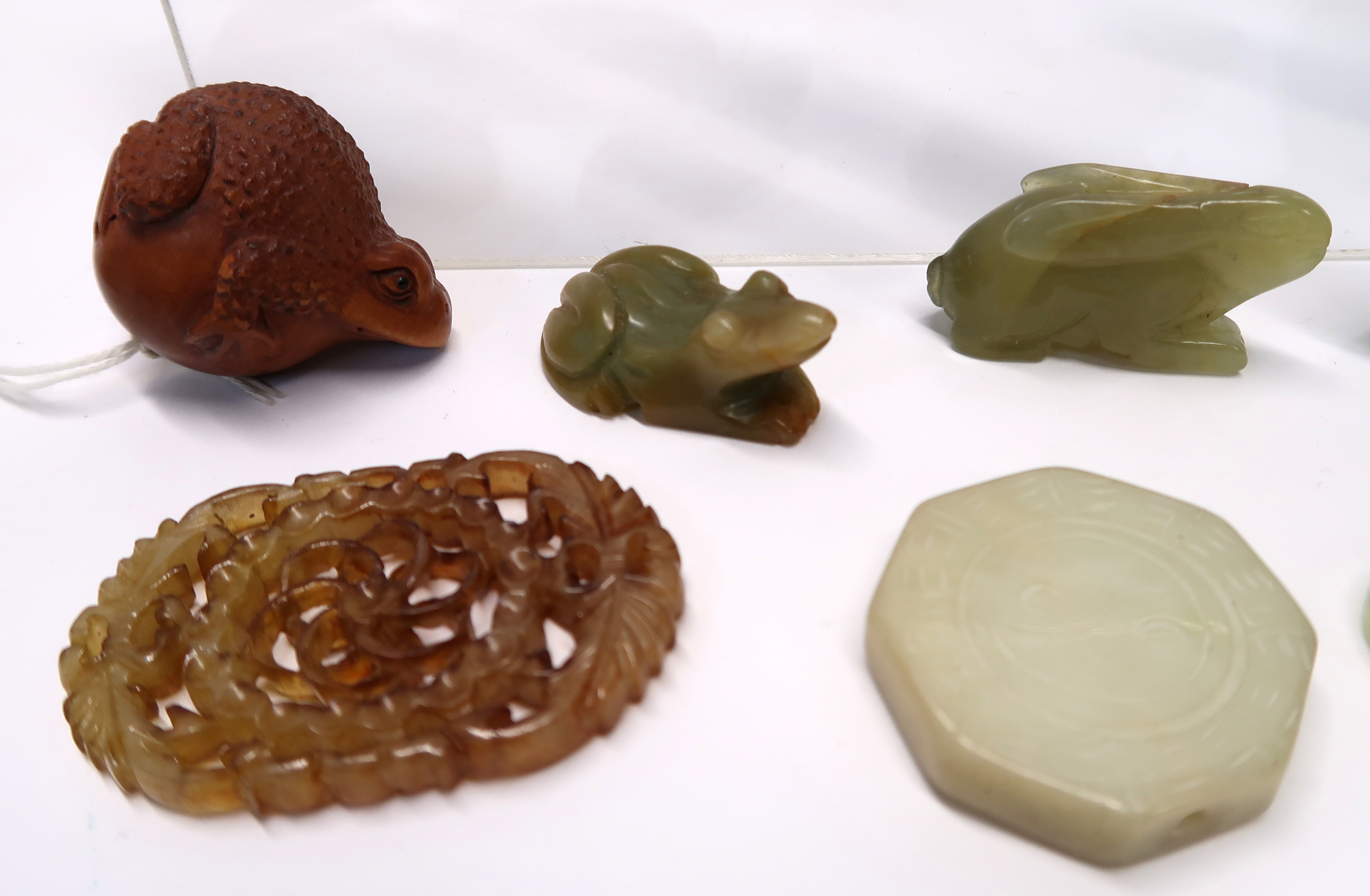 A collection of green hardstone and soapstone pieces, wooden netsukes, ivory figure etc Condition - Bild 5 aus 6