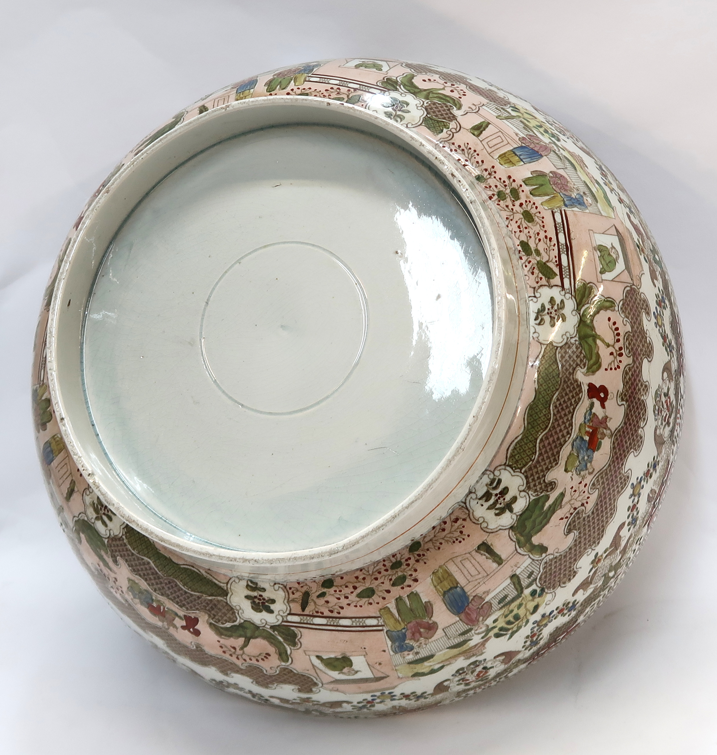 A large Chinoiserie decorated bowl, 38 cm diameter Condition Report: Available upon request - Bild 3 aus 3
