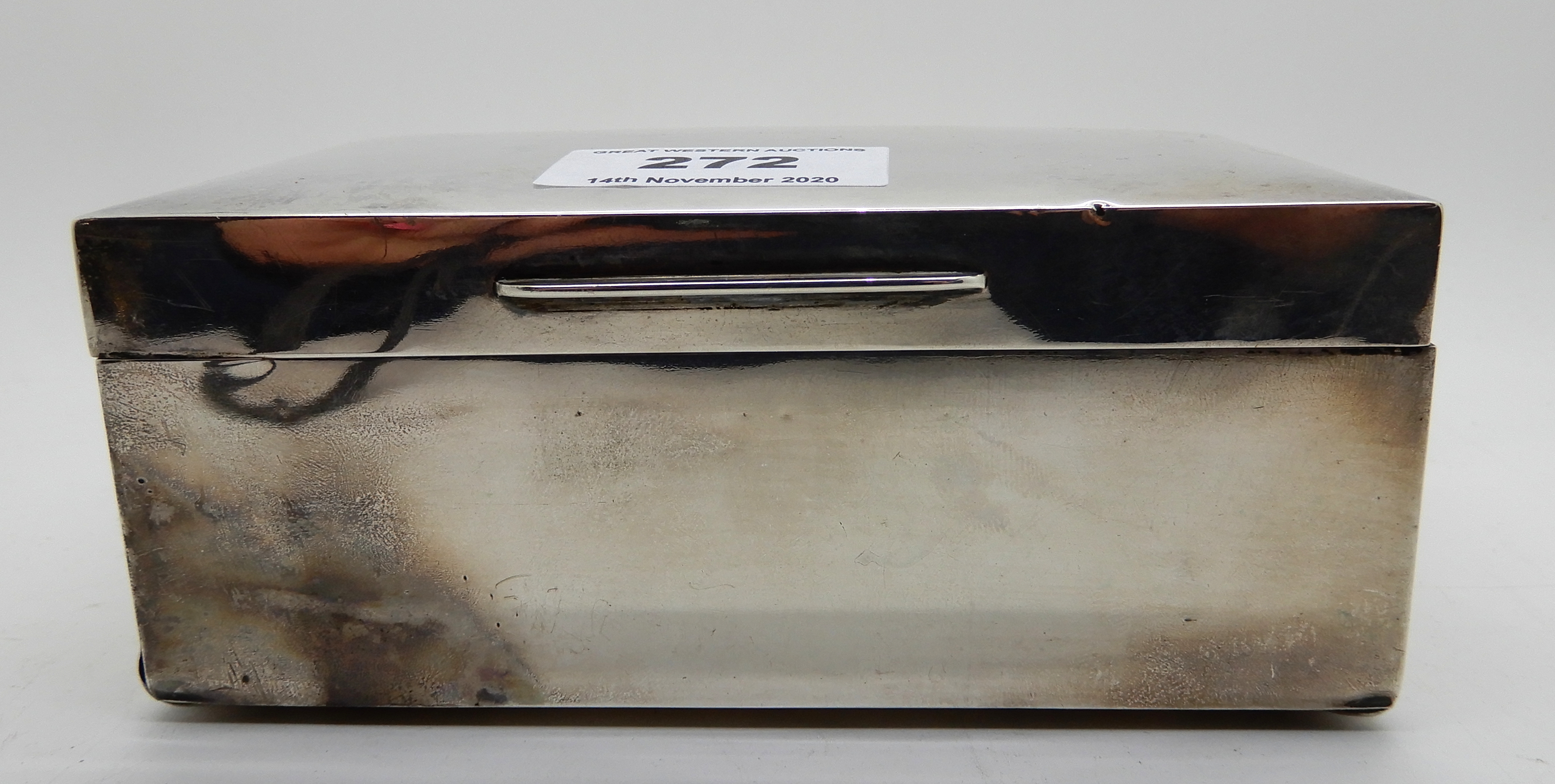 A silver cigarette box, London 1928, 14cm x 9cm Condition Report: Available upon request - Image 2 of 5