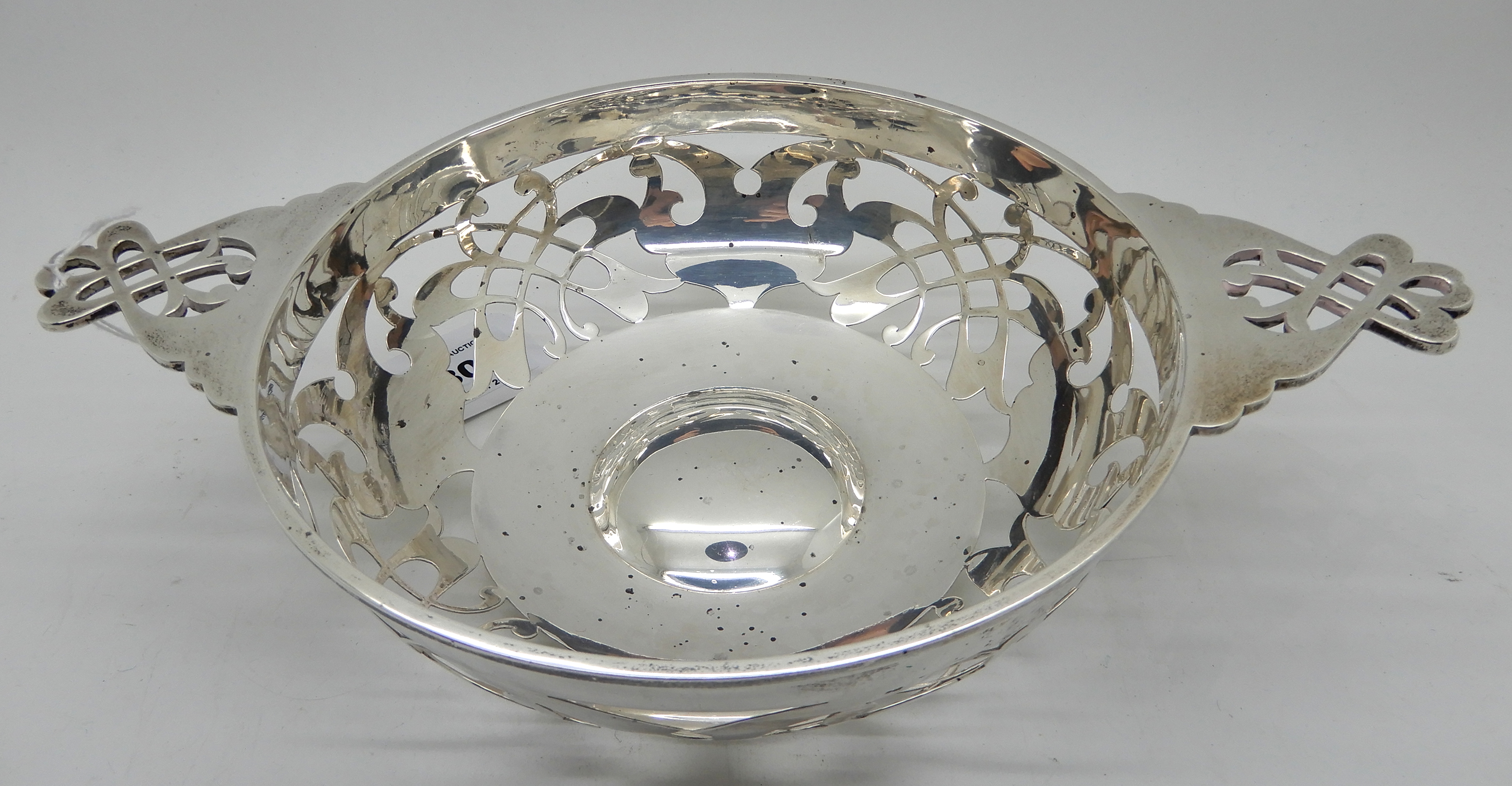 A silver quaich style bowl with pierced decoration, 26.5cm across the lugs, Sheffield 1912, 323gms - Image 3 of 5