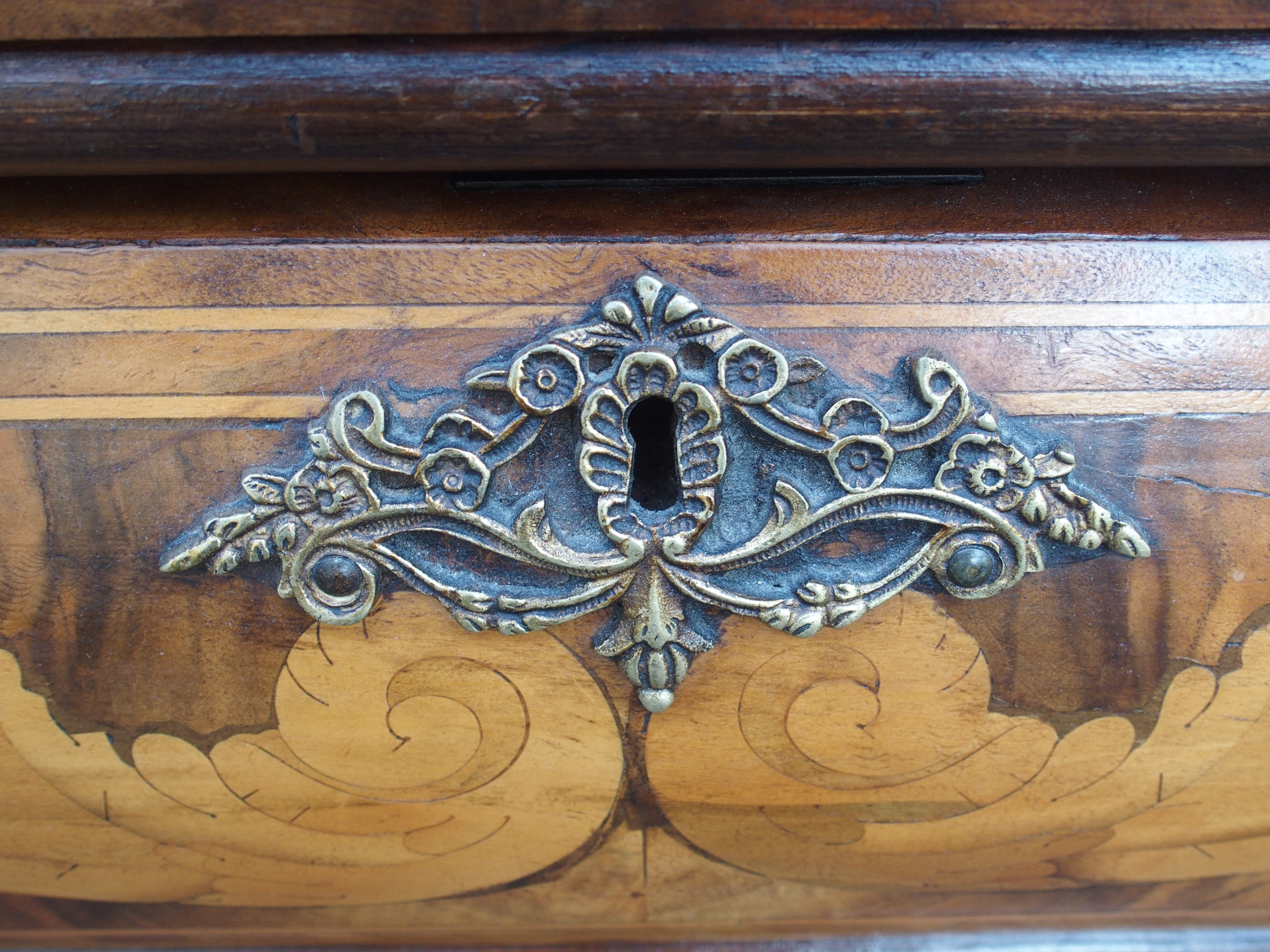 A DUTCH MARQUETRY WALNUT DISPLAY CABINET the scroll shaped hood divided by a glazed panel surrounded - Image 15 of 16