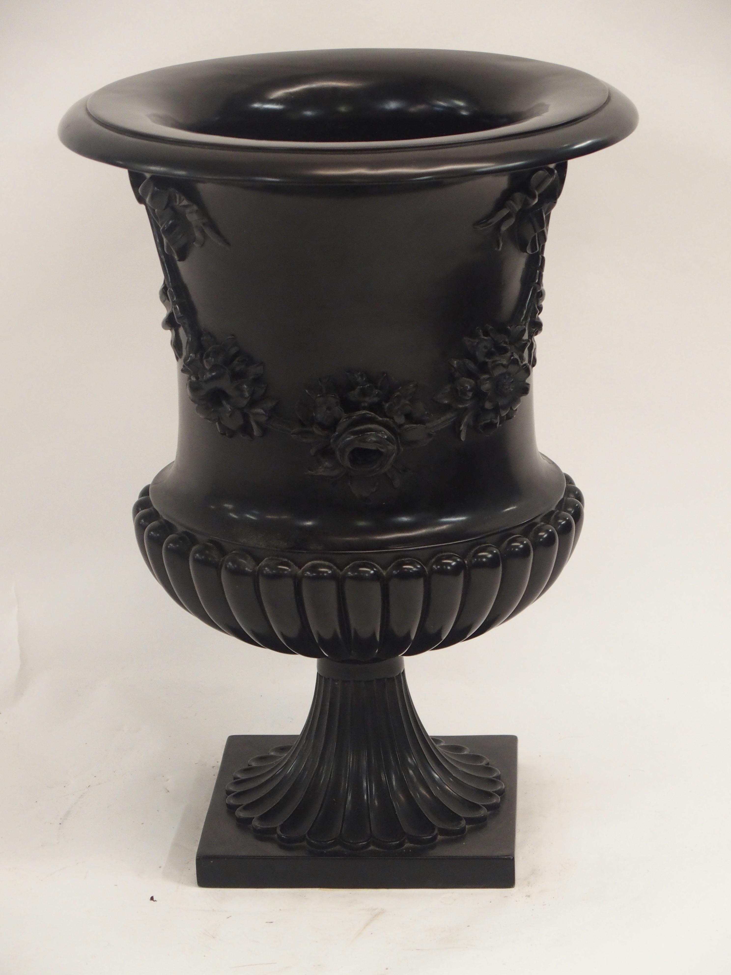 A COMPOSITE CLASSICAL STYLE URN cast with ribbon tied garlands of flowers above a lobed socle, - Image 9 of 11