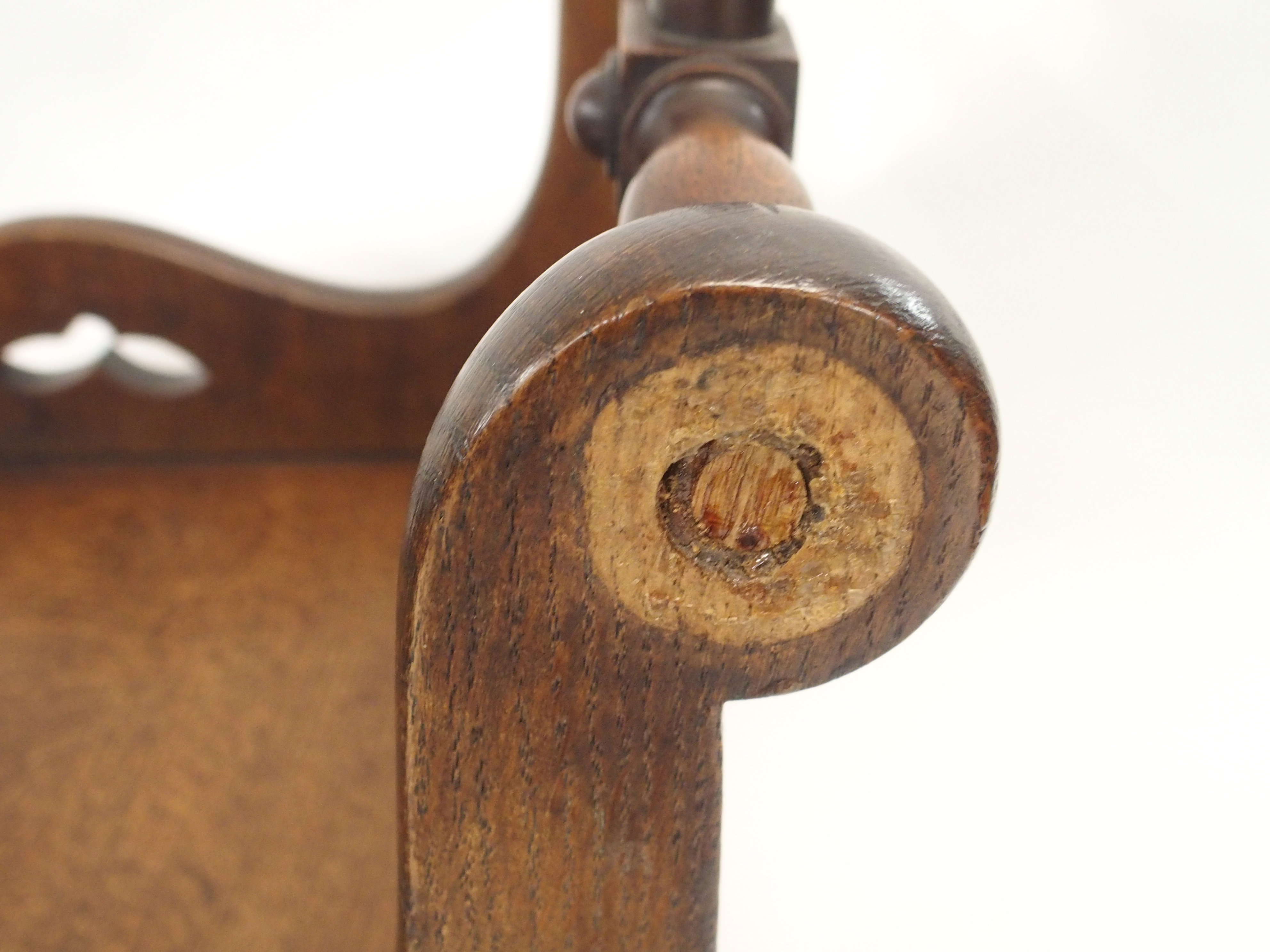 A PAIR OF VICTORIAN OAK HALL CHAIRS each carved with a shield back and pierced scrolls with loop - Image 7 of 12