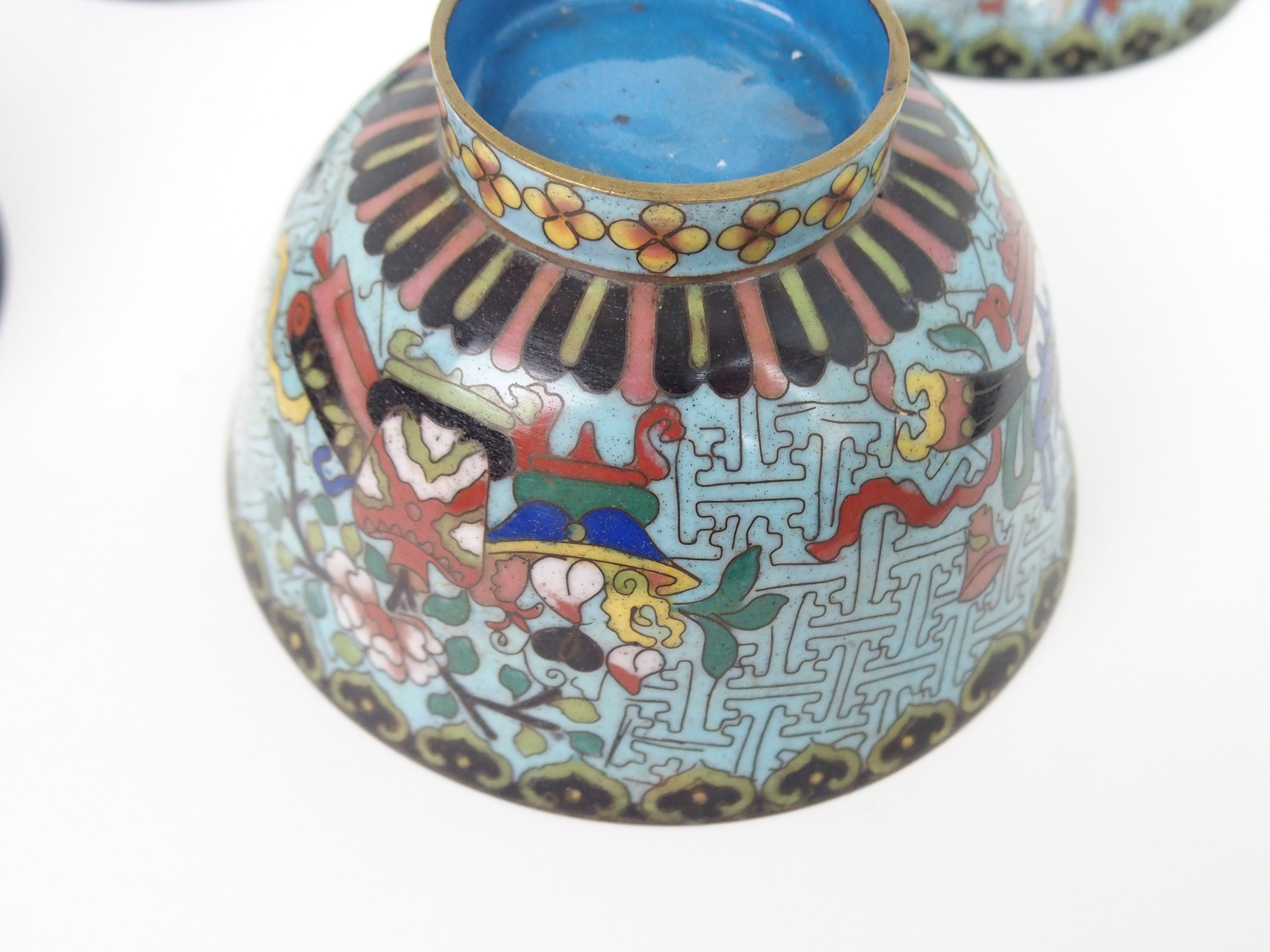A PAIR OF CHINESE CLOISONNE BOWLS, COVERS AND STANDS decorated with precious objects on key - Image 7 of 7