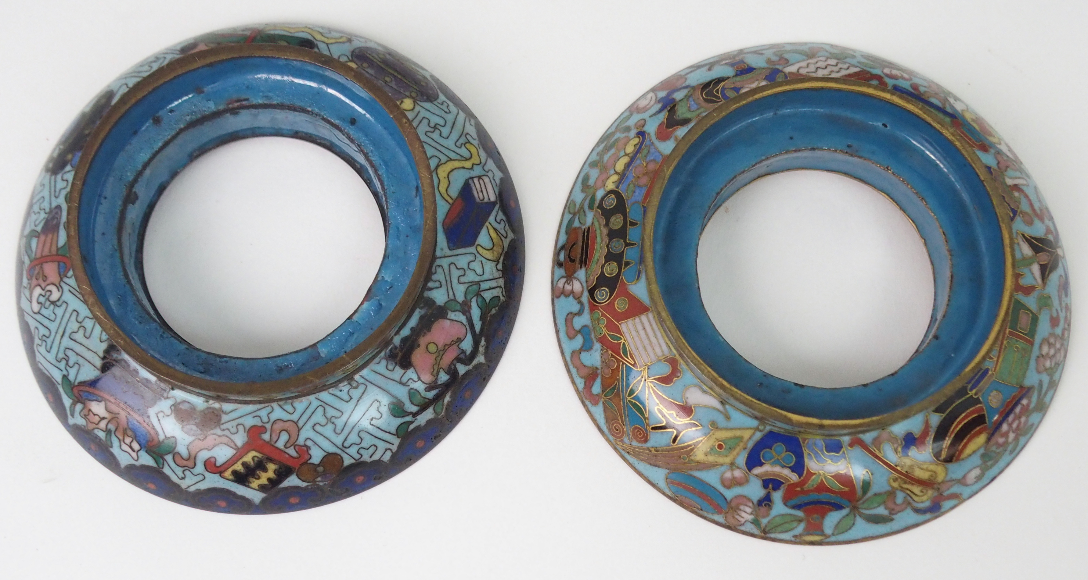 A PAIR OF CHINESE CLOISONNE BOWLS, COVERS AND STANDS decorated with precious objects on key - Image 5 of 7