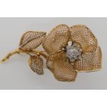AN 18CT GOLD EN TREMBLANT DIAMOND FLOWER BROOCH set with estimated approx 0.60cts of brilliant