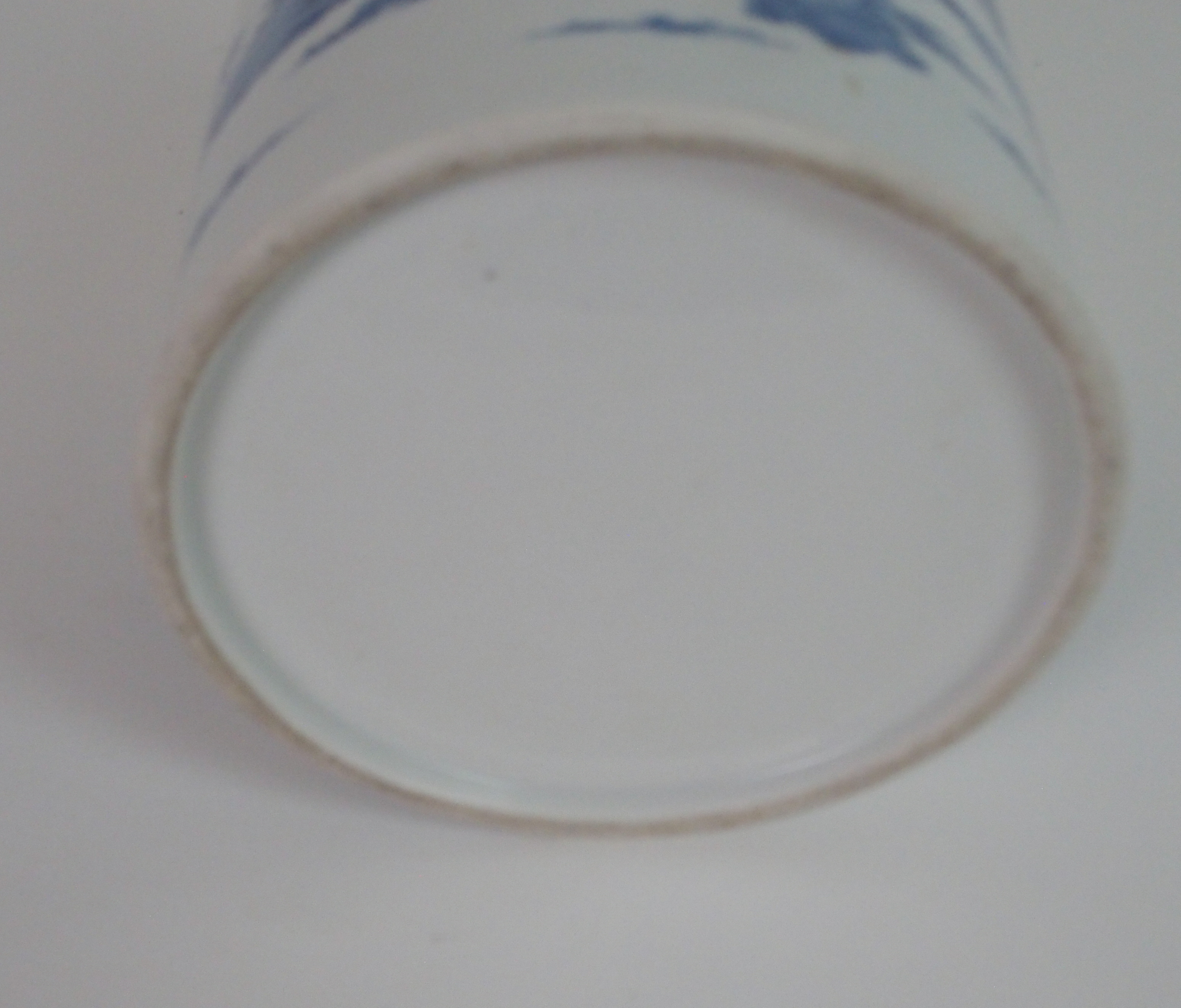 A CHINESE BLUE AND WHITE BROAD CYLINDRICAL JAR painted with scholars with scrolls in gardens, 16.5cm - Image 4 of 5