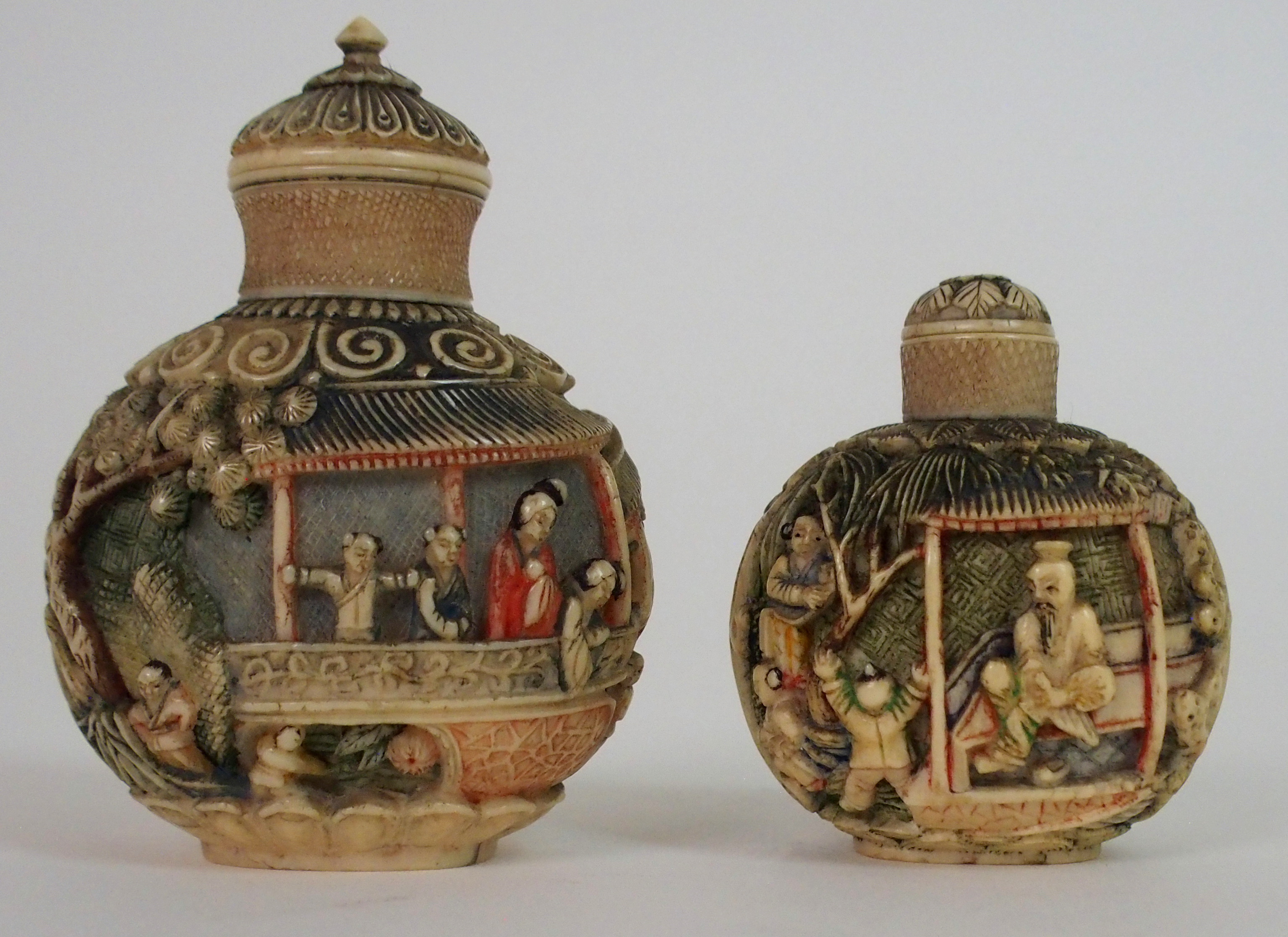 A CHINESE CARVED AND STAINED IVORY SNUFF BOTTLE decorated with figures on balconies and children - Image 2 of 9