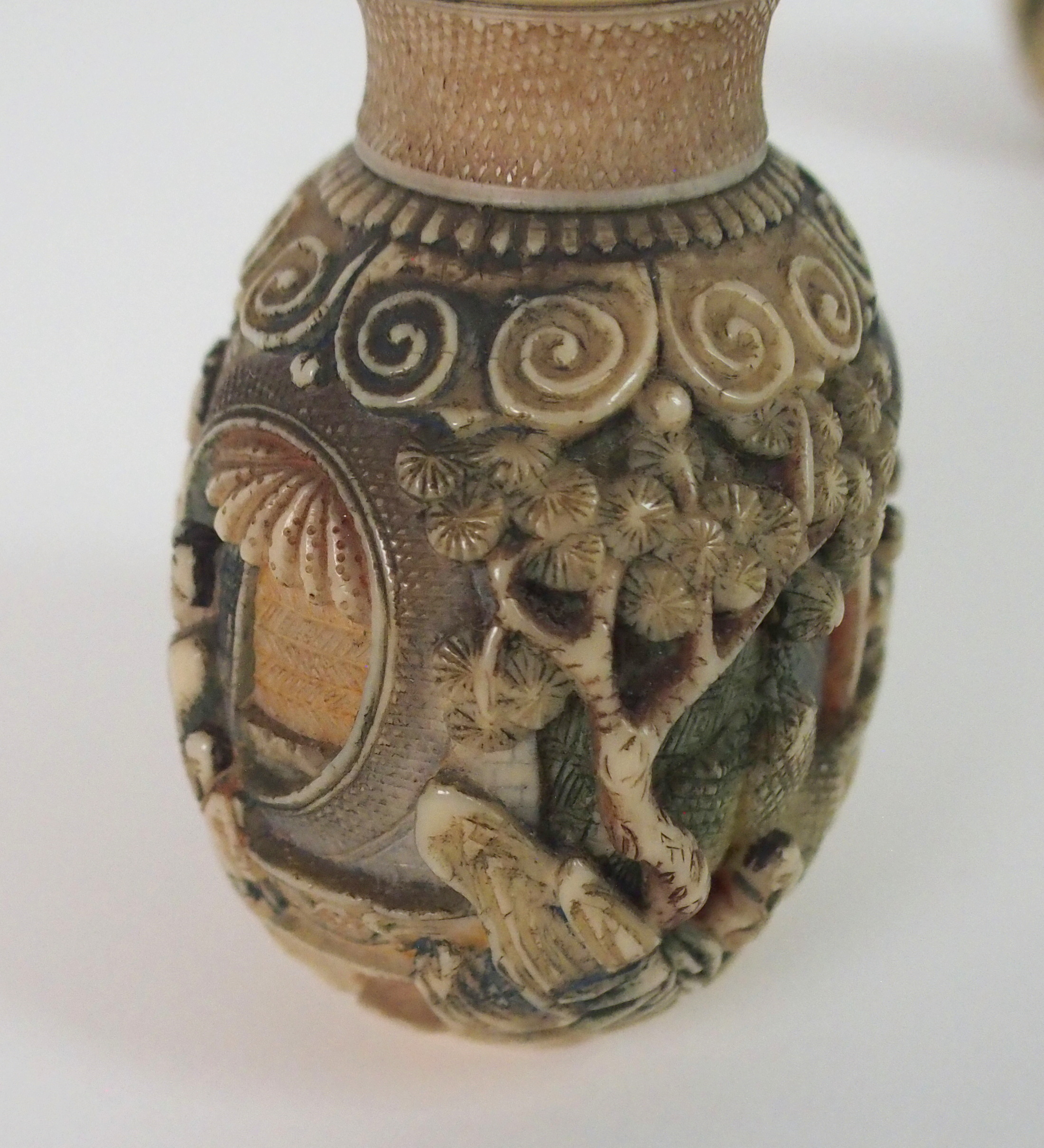 A CHINESE CARVED AND STAINED IVORY SNUFF BOTTLE decorated with figures on balconies and children - Image 3 of 9