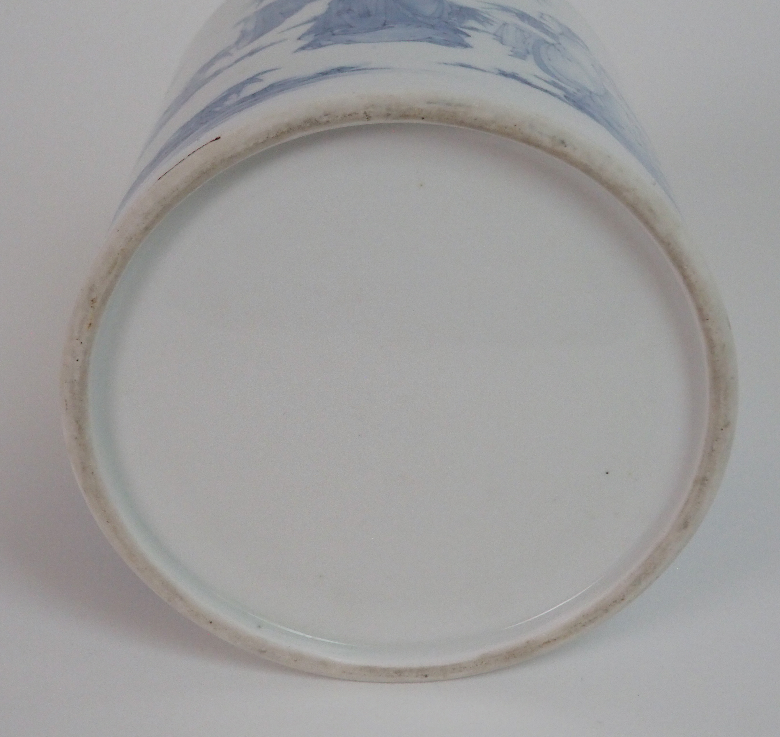 A CHINESE BLUE AND WHITE BROAD CYLINDRICAL JAR painted with scholars with scrolls in gardens, 16.5cm - Image 5 of 5