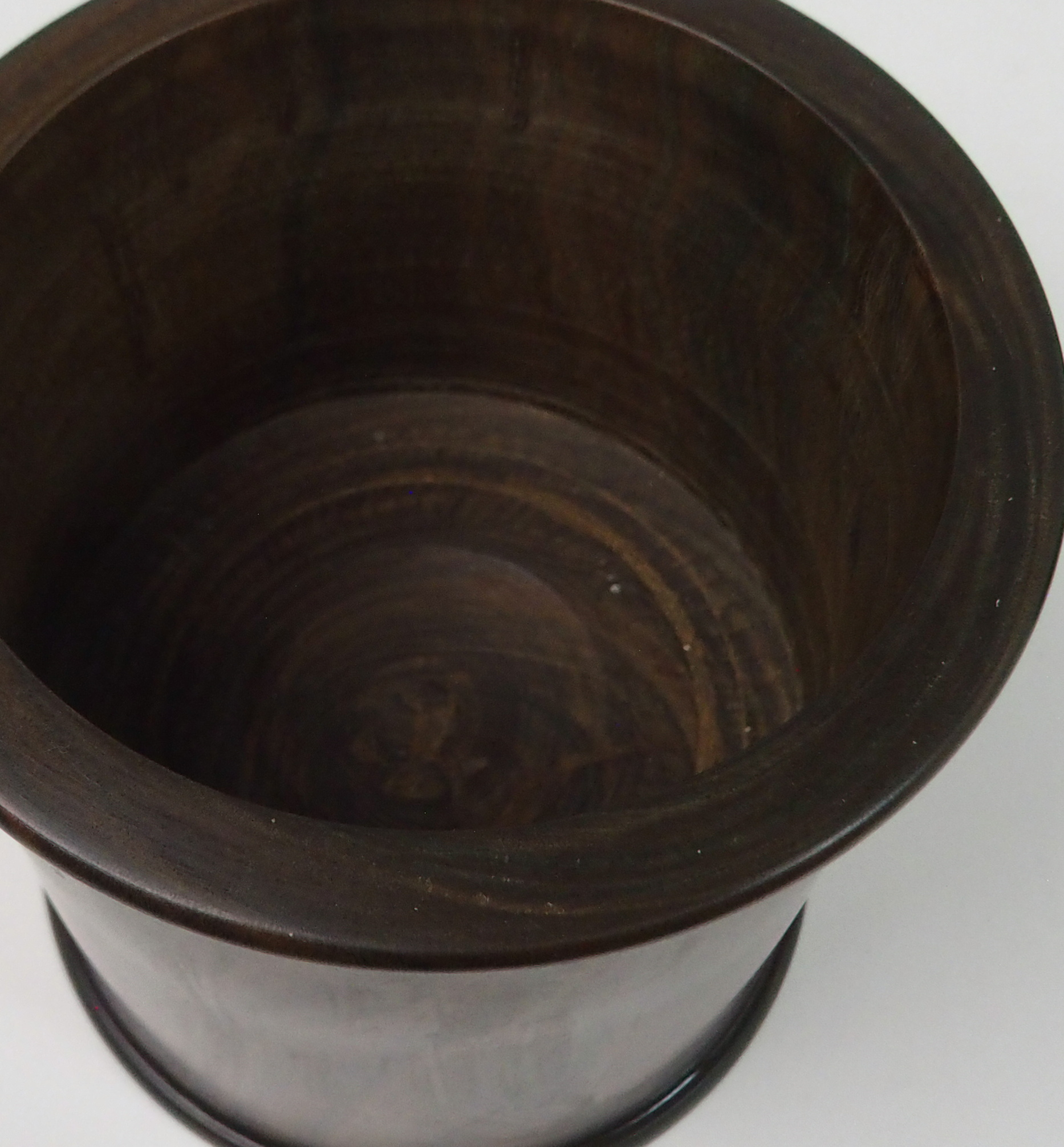 A CHINESE BAMBOO BRUSHPOT carved with lilies and foliage, 15.5cm high and a hardwood brushpot, - Image 7 of 8