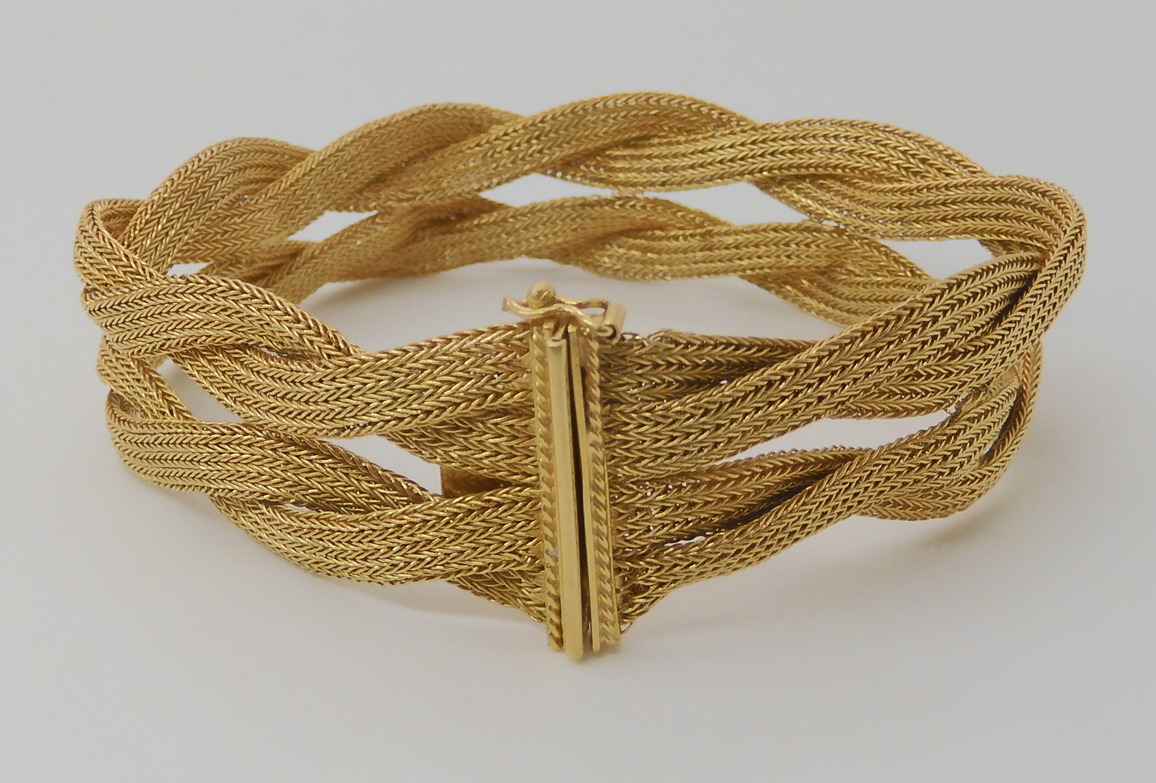 An 18ct gold knitted mesh style chain bracelet, length 19.5cm, weight 31.6gms Condition Report: This
