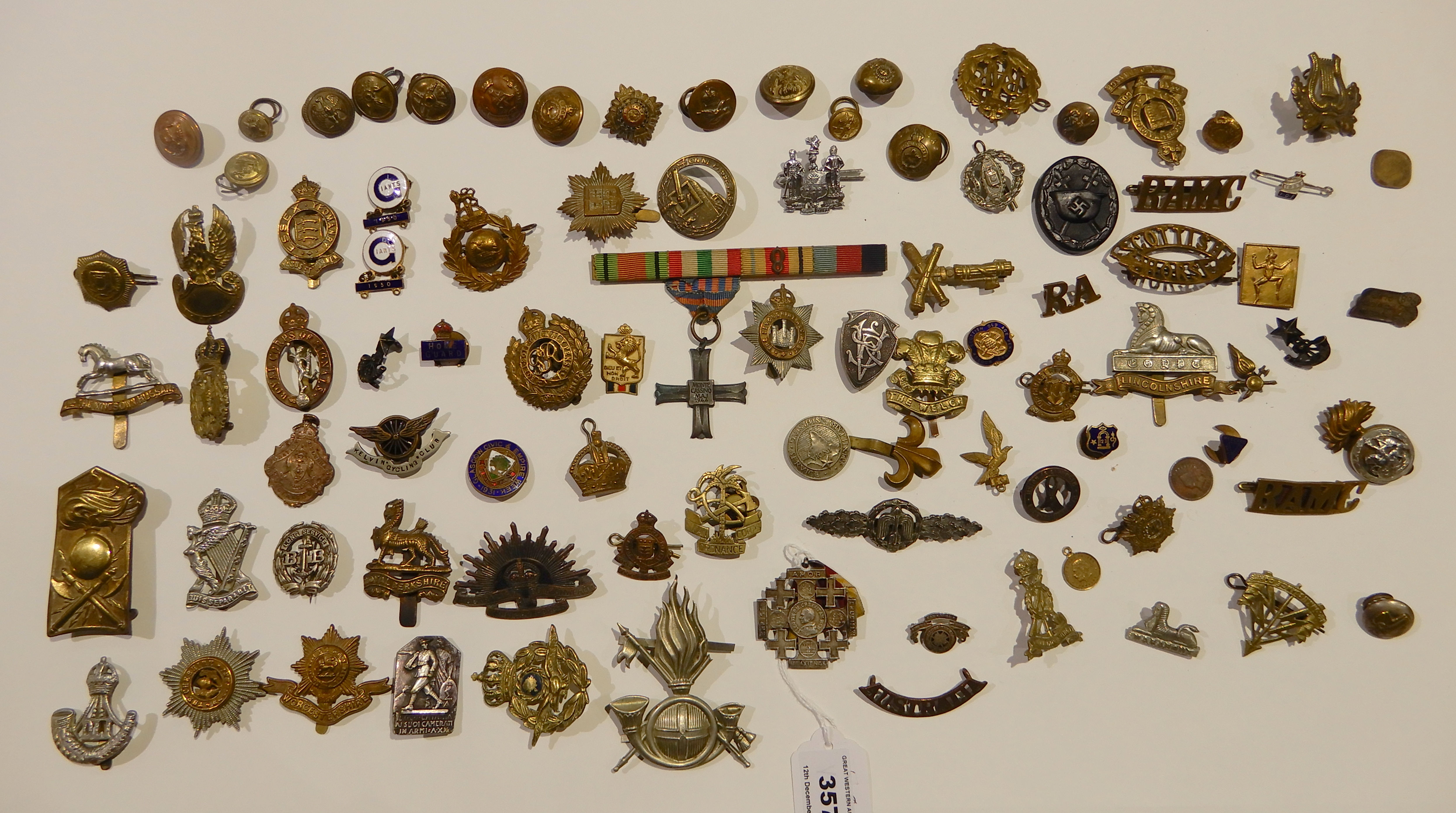 A collection of military badges and buttons, RAF, Scottish Horse, RAMC etc (a lot) Condition Report: - Image 2 of 8