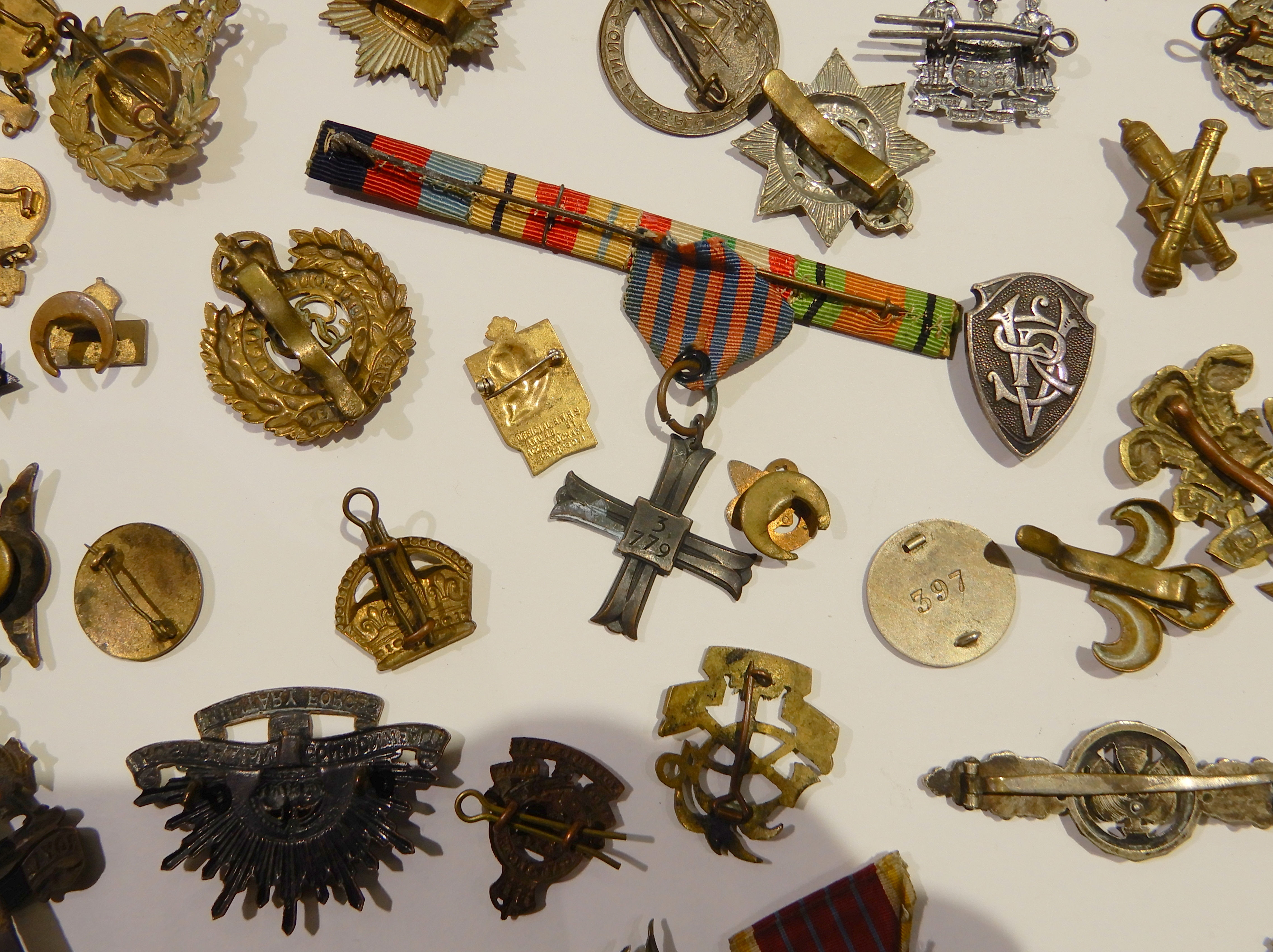 A collection of military badges and buttons, RAF, Scottish Horse, RAMC etc (a lot) Condition Report: - Image 6 of 8