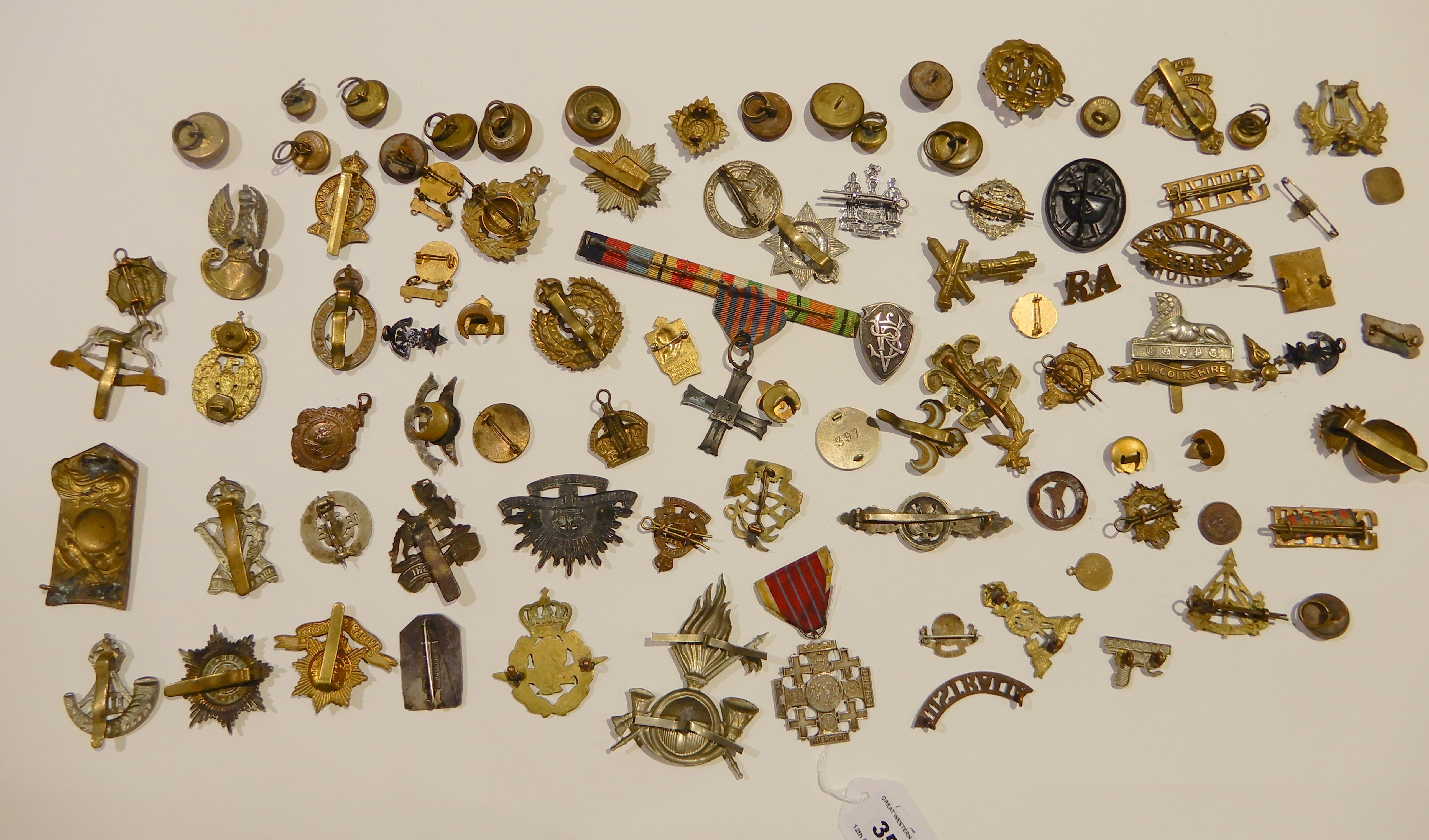 A collection of military badges and buttons, RAF, Scottish Horse, RAMC etc (a lot) Condition Report: - Image 4 of 8