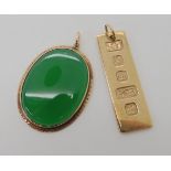 A 9ct gold ingot style pendant, together with a 9ct mounted green agate set pendant weight