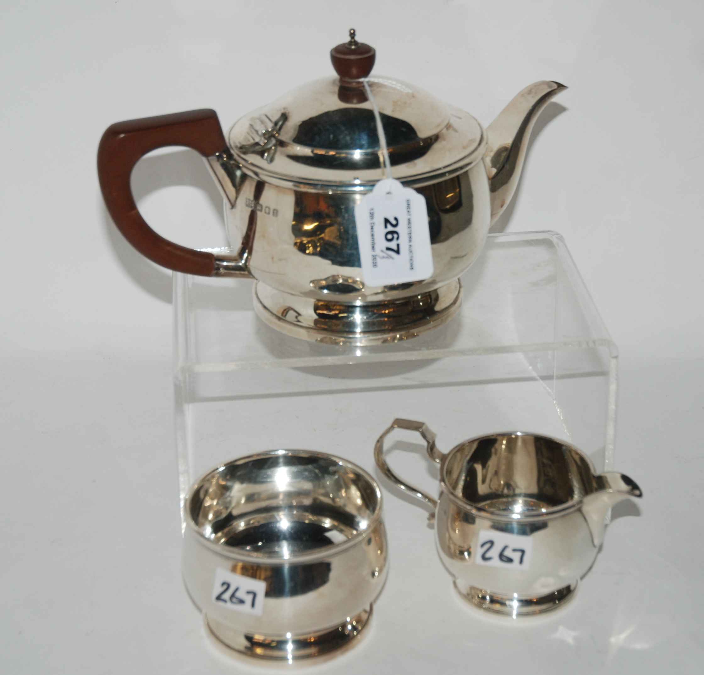 A three piece silver tea service, London 1932, 801gms Condition Report: Available upon request - Image 2 of 2