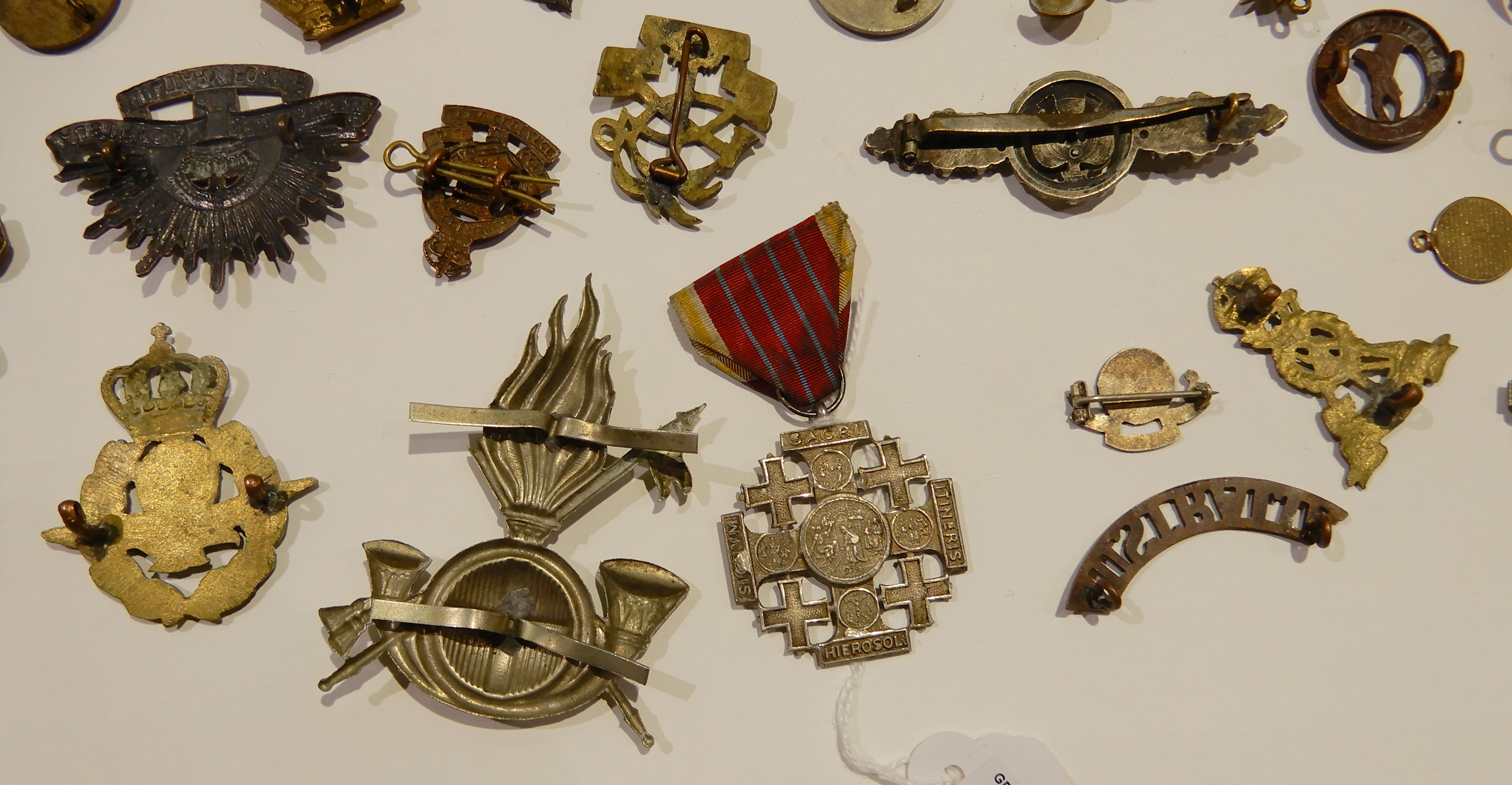 A collection of military badges and buttons, RAF, Scottish Horse, RAMC etc (a lot) Condition Report: - Image 7 of 8