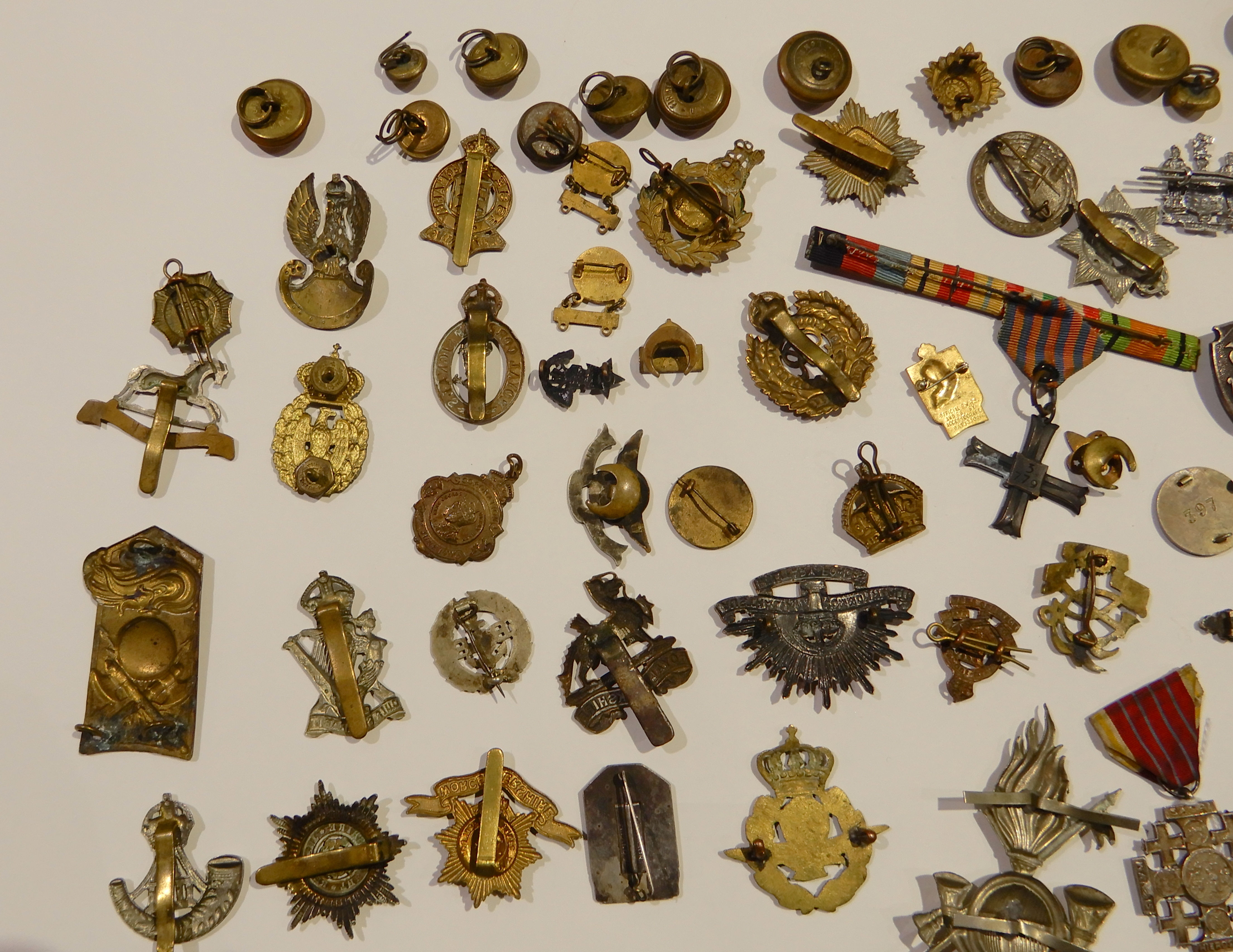 A collection of military badges and buttons, RAF, Scottish Horse, RAMC etc (a lot) Condition Report: - Image 8 of 8