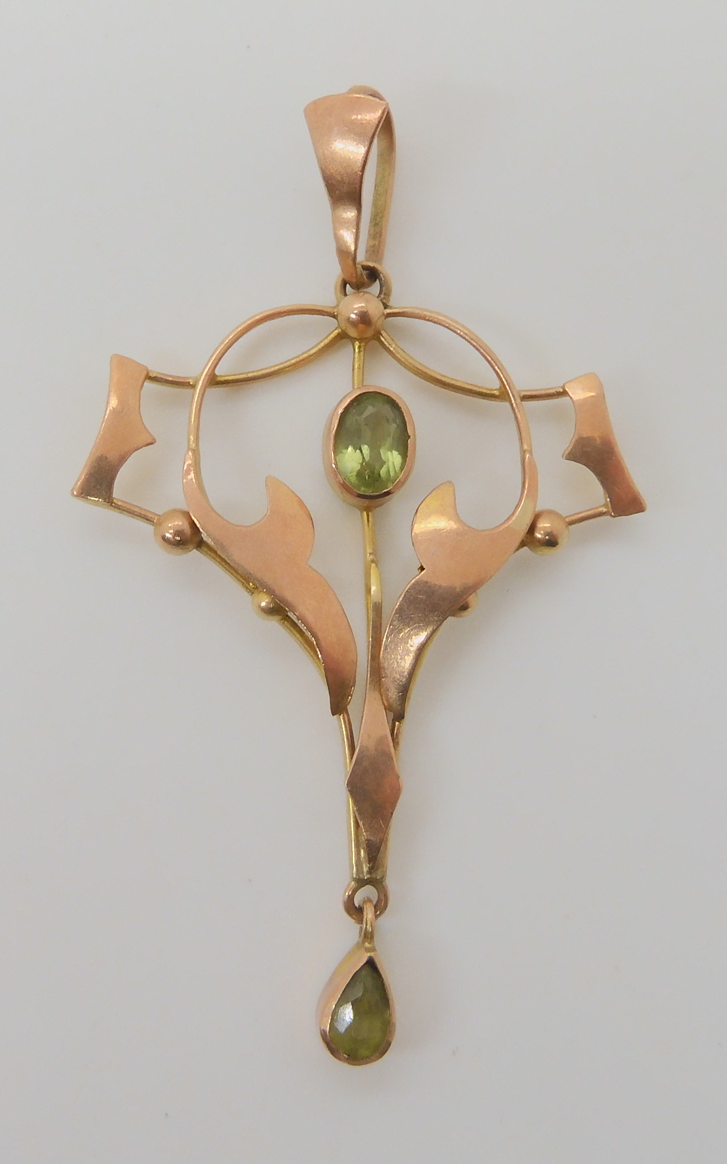 A 9ct gold peridot Edwardian pendant, length 4.8cm, weight 1.8cm Condition Report: Available upon