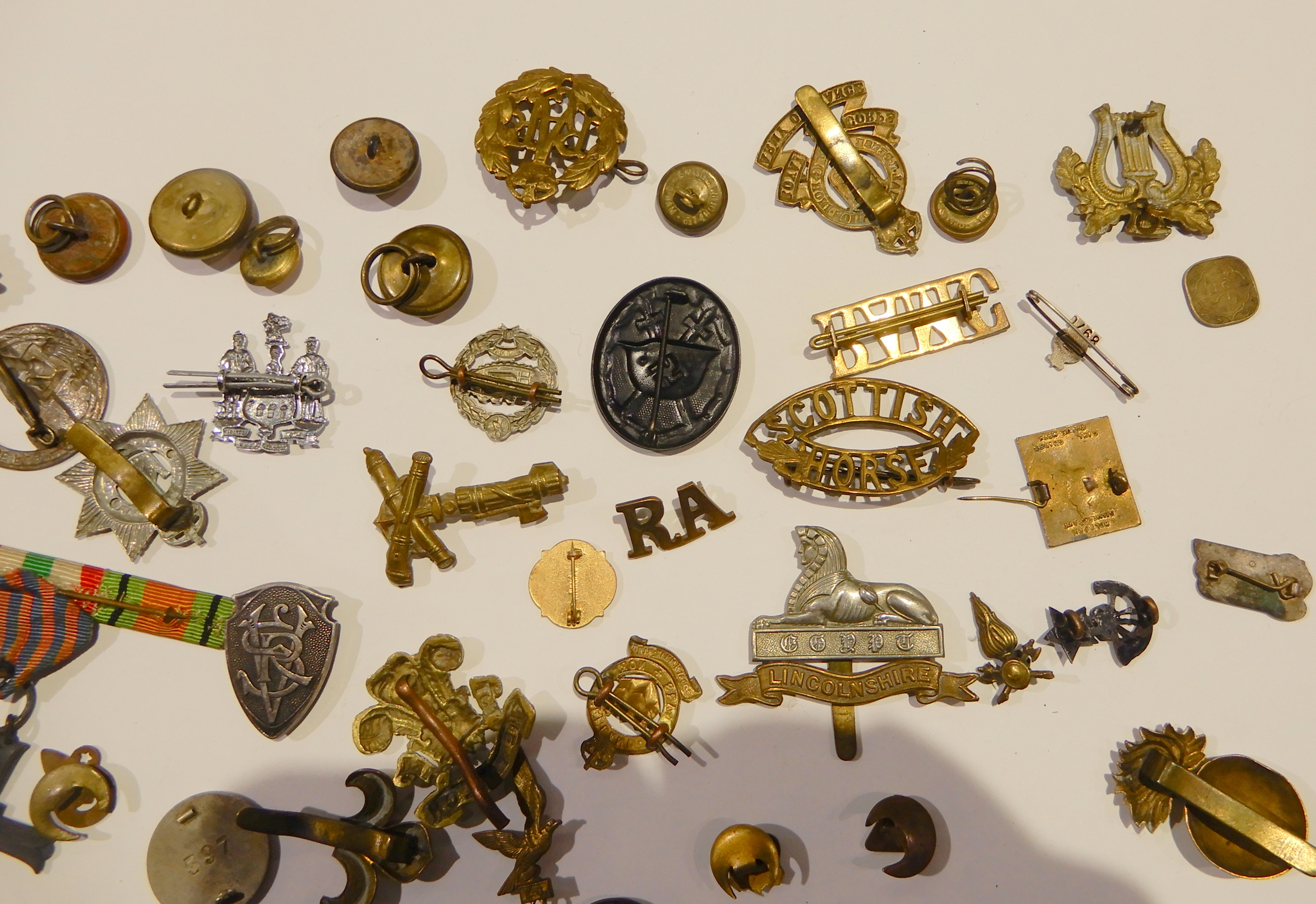 A collection of military badges and buttons, RAF, Scottish Horse, RAMC etc (a lot) Condition Report: - Image 5 of 8