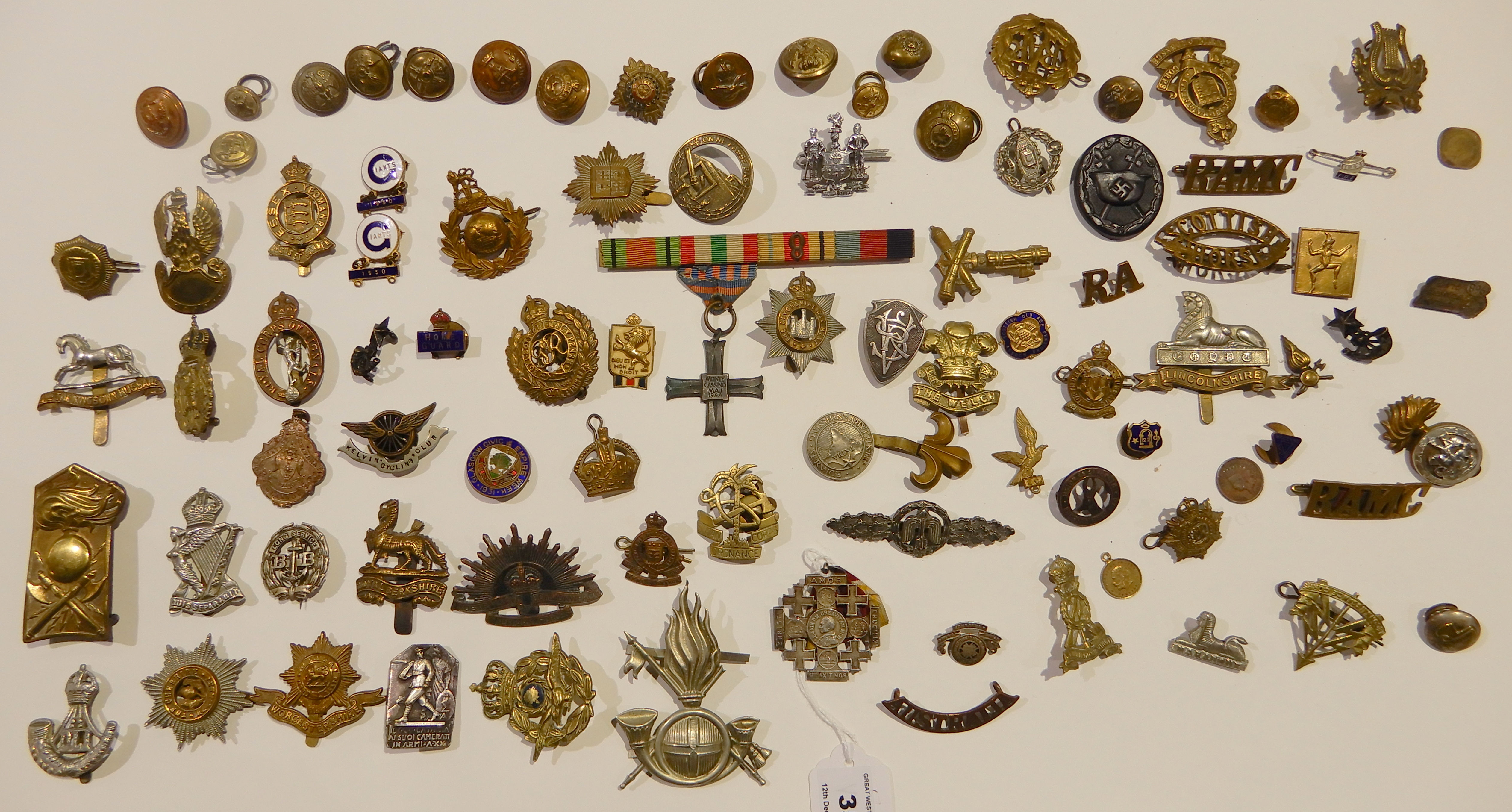 A collection of military badges and buttons, RAF, Scottish Horse, RAMC etc (a lot) Condition Report: - Image 3 of 8