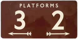 BR(W) FF enamel railway sign PLATFORMS 3 2 with left and right facing arrows. Measures 36in x 18in