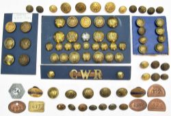 A lot containing a magnificent collection of GWR buttons, badges and pay checks. Approximately 71
